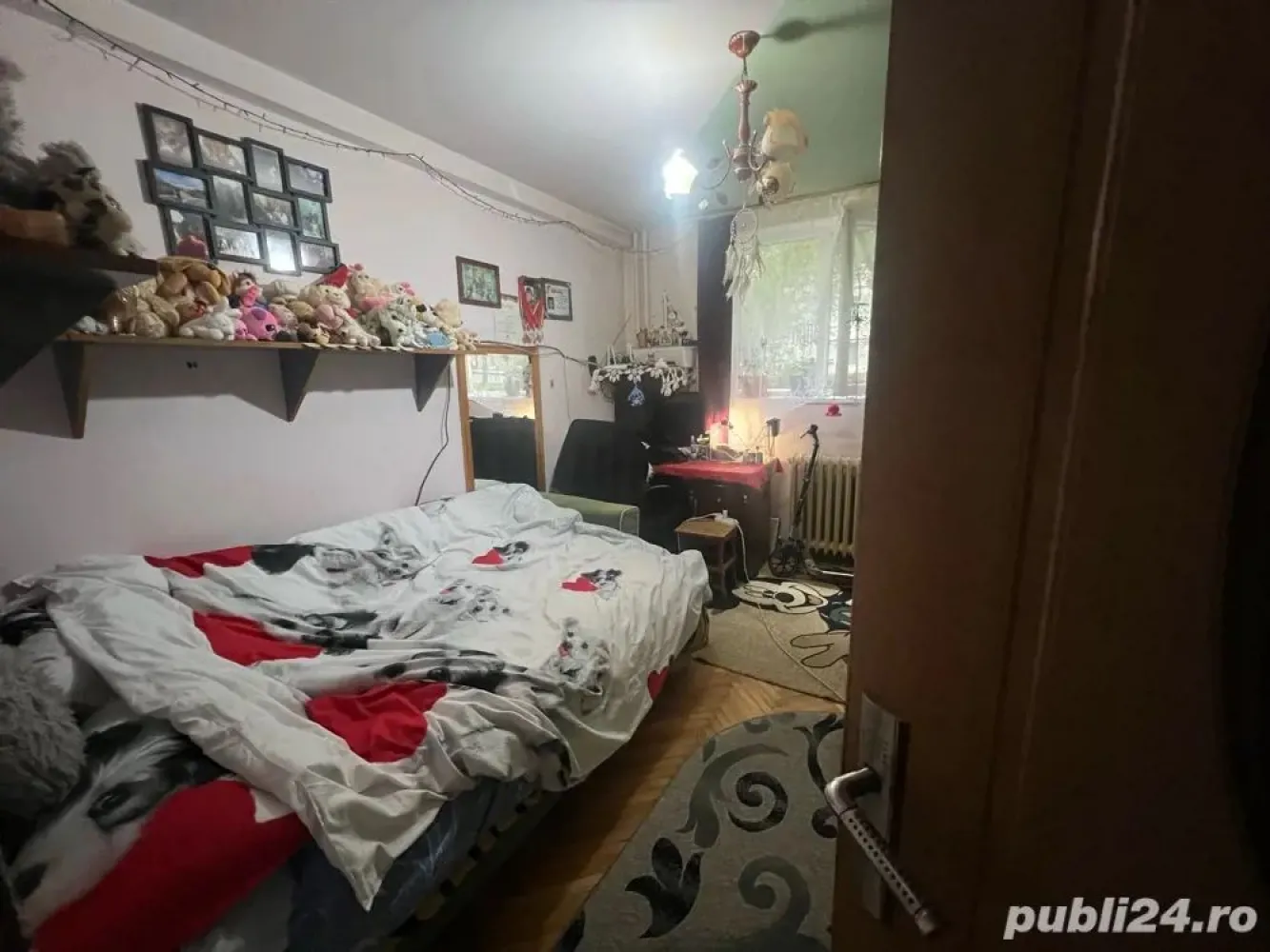 BRASADAS vinde apartament 3 cam PARTER piata Hermes. - Agentia imobiliara BRASADAS vinde apartament cu 3 camere, finisat, spatios si partial mobilat, intr_un bloc bine intretinut, in zona Gheorgheni lângă piața Hermes , la 4 minute de stație de autobuz. Compartimentare: living, o bucătărie, două dormitoare, o baie, debara, hol ,balcon închis , loc de parcare și două beciuri. Suprafata utila - 62 mp. www.brasadas.com.
