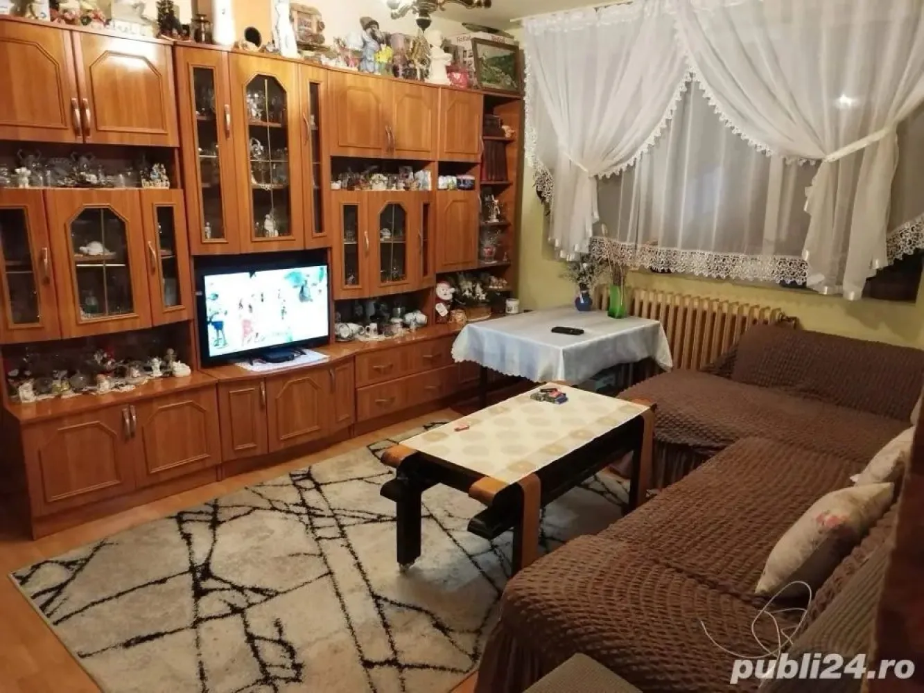 BRASADAS vinde apartament 3 cam PARTER piata Hermes. - Agentia imobiliara BRASADAS vinde apartament cu 3 camere, finisat, spatios si partial mobilat, intr_un bloc bine intretinut, in zona Gheorgheni lângă piața Hermes , la 4 minute de stație de autobuz. Compartimentare: living, o bucătărie, două dormitoare, o baie, debara, hol ,balcon închis , loc de parcare și două beciuri. Suprafata utila - 62 mp. www.brasadas.com.