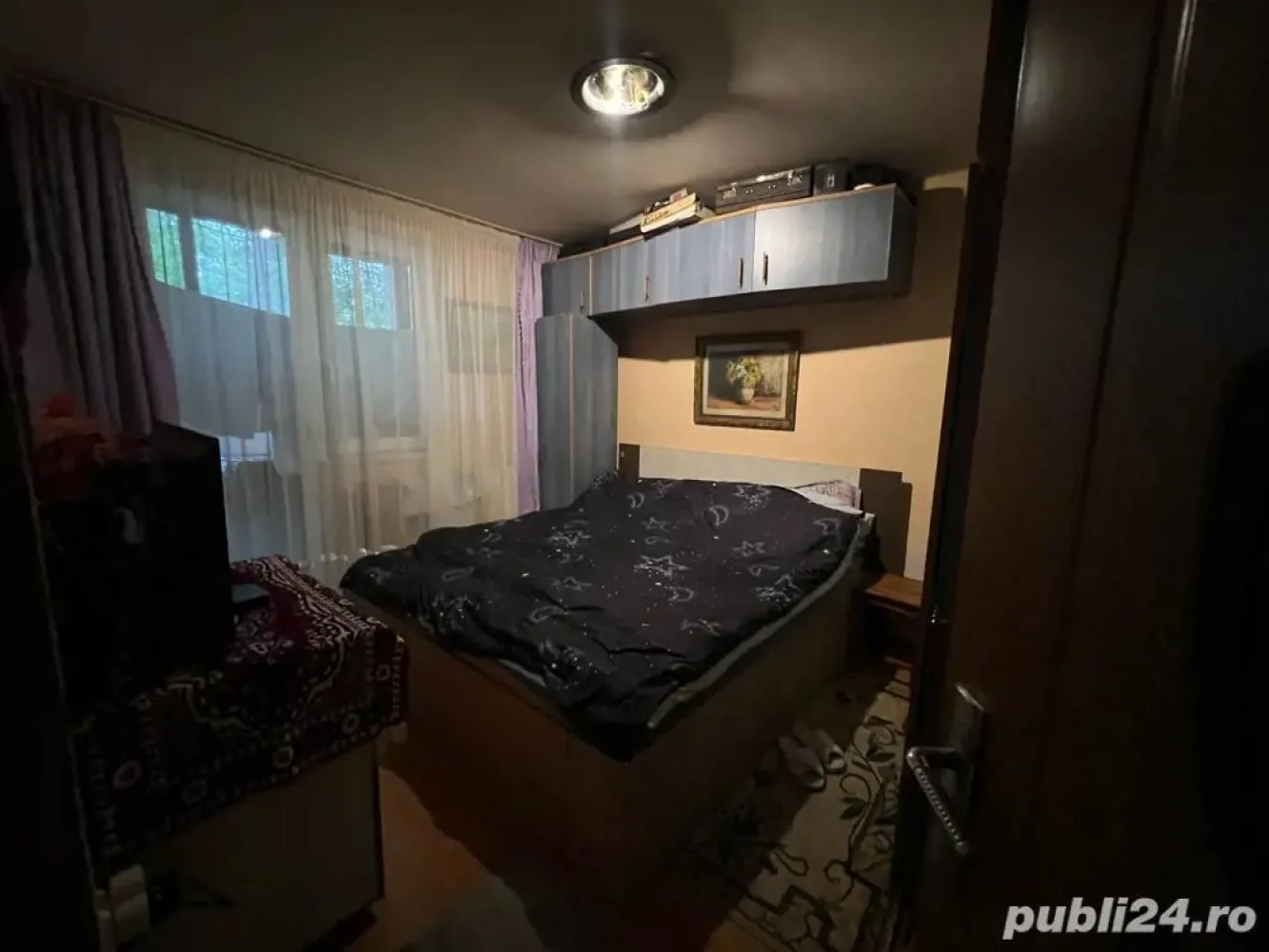 BRASADAS vinde apartament 3 cam PARTER piata Hermes. - Agentia imobiliara BRASADAS vinde apartament cu 3 camere, finisat, spatios si partial mobilat, intr_un bloc bine intretinut, in zona Gheorgheni lângă piața Hermes , la 4 minute de stație de autobuz. Compartimentare: living, o bucătărie, două dormitoare, o baie, debara, hol ,balcon închis , loc de parcare și două beciuri. Suprafata utila - 62 mp. www.brasadas.com.