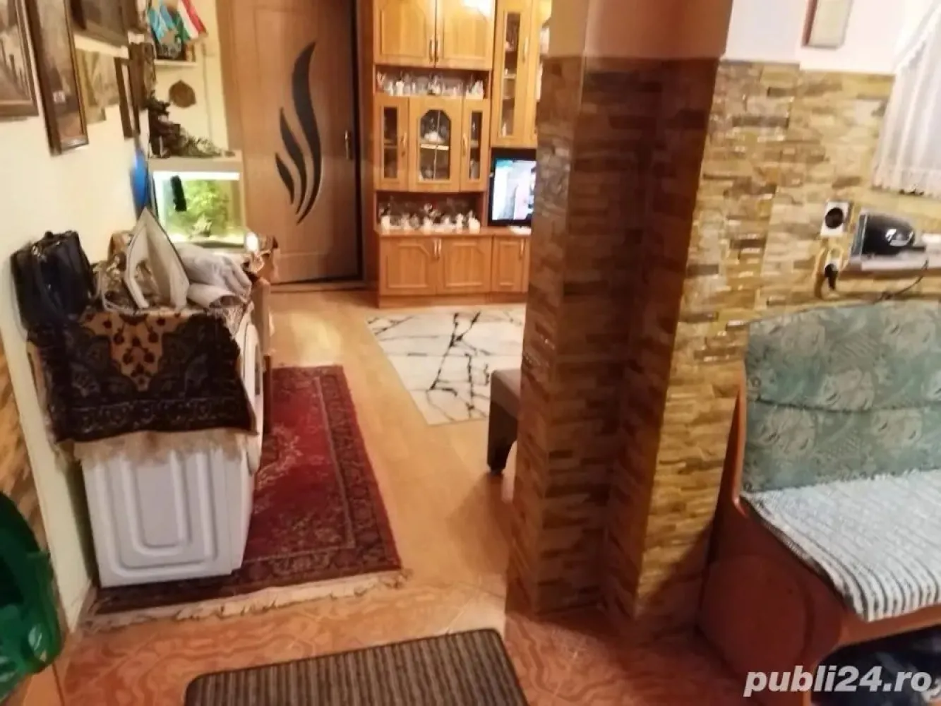 BRASADAS vinde apartament 3 cam PARTER piata Hermes. - Agentia imobiliara BRASADAS vinde apartament cu 3 camere, finisat, spatios si partial mobilat, intr_un bloc bine intretinut, in zona Gheorgheni lângă piața Hermes , la 4 minute de stație de autobuz. Compartimentare: living, o bucătărie, două dormitoare, o baie, debara, hol ,balcon închis , loc de parcare și două beciuri. Suprafata utila - 62 mp. www.brasadas.com.