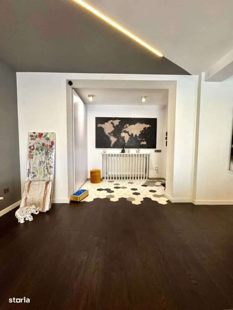 BRASADAS vinde ap 3 cam modern 106mp. mobilat, utilat, garaj. - Apartament spațios și elegant, situat pe strada Eugen Ionesco nr. 101, una dintre cele mai căutate zone rezidențiale din Cluj-Napoca, la doar 3 km de centru. Zona oferă tot ce ai nevoie la câțiva pași: stație de autobuz și easybox chiar în fața blocului, iar la 5 minute de mers pe jos se află Mega Image, Moldovan, farmacie și Profi.Locuința are 106,32 mp utili, completată de un balcon semi-închis de 4,5 mp și o terasă de 17,5 mp, acoperită, orientată spre sud și amenajată cu gazon artificial. Se vinde complet mobilată și utilată, cu electrocasnice moderne achiziționate în 2025 – un apartament pregătit pentru mutare imediată, fără nicio investiție suplimentară.Zona de zi, de peste 40 mp, include un living luminos și o bucătărie open-space, cu baie de oaspeți. Finisajele sunt premium – parchet triplu stratificat din stejar, lumini ambientale și o zonă de bar ce se poate transforma în masă de dining. Bucătăria este generoasă și complet echipată, iar din living și de pe balcon se deschide o frumoasă priveliște asupra orașului.Dormitorul matrimonial (22 mp) include dressing separat de 9,2 mp, birou, aer condiționat smart și acces direct la terasa însorită, perfectă pentru relaxare sau pentru plante ornamentale și aromatice. Baia principală (6,65 mp) este echipată cu produse Grohe, Kludi și Geberit, are încălzire în pardoseală, fereastră și walk-in shower spațios. Dormitorul secundar (15,56 mp), orientat estic, este ideal pentru copii sau oaspeți, dotat cu birou și lumini ambientale.Sistemul de încălzire este pe gaz, cu control smart Netatmo, iar iluminatul se face prin Philips Hue. Apartamentul este prevăzut cu senzori de securitate, internet fibră optică și folie privacy pe o parte din geamuri.Include două locuri de parcare în garajul subteran – unul proprietate și unul cu chirie redusă. Ambele sunt foarte spațioase, potrivite și pentru depozitare, dotate cu siguranță separată și prize 220V simple și industriale (ideal pentru mașini electrice).Imobilul are doar 6 apartamente și dispune de o grădină comună privată, folosită ca loc de joacă și zonă de relaxare. Comunitatea este liniștită și prietenoasă.Str. Eugen Ionesco 101, Cluj-NapocaComplet mobilat și utilat – electrocasnice 2025106,32 mp utili + terasă 17,5 mp + balcon 4,5 mpDouă locuri de parcare (1 proprietate + 1 chirie redusă)