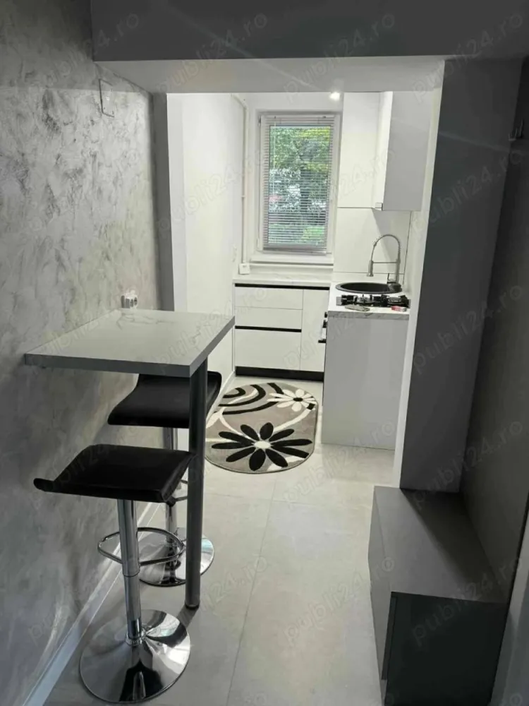 P.F Vand apartament in Plopilor cu doua camere, zona Platinia - P.F Vand apartament in Plopilor vechi cu doua camere, decomandat, complet mobilat si utilat, dotat cu centrala proprie,compartimentat astfel: living, dormitor, bucătărie, baie si doua holuri. Suprafata apartamentului este de 41mp, situat la parterul inalt al unui imobil cu 4 etaje. Este situat in zona Centrului Comercial Platinia, pozitionat intr-o zona deosebit de frumoasa, la doar cateva minute de Parcul Central, BT Arena, Bazinul Olimpic si Parcul Iuliu Hateganu. Zona ofera acces rapid la mijloacele de transport in comun,magazine, banci,farmacii,loc de joaca pentru copii, restaurante,cafenele. Pret 170.000 Eur Pentru mai multe detalii sunati la nr de tel: