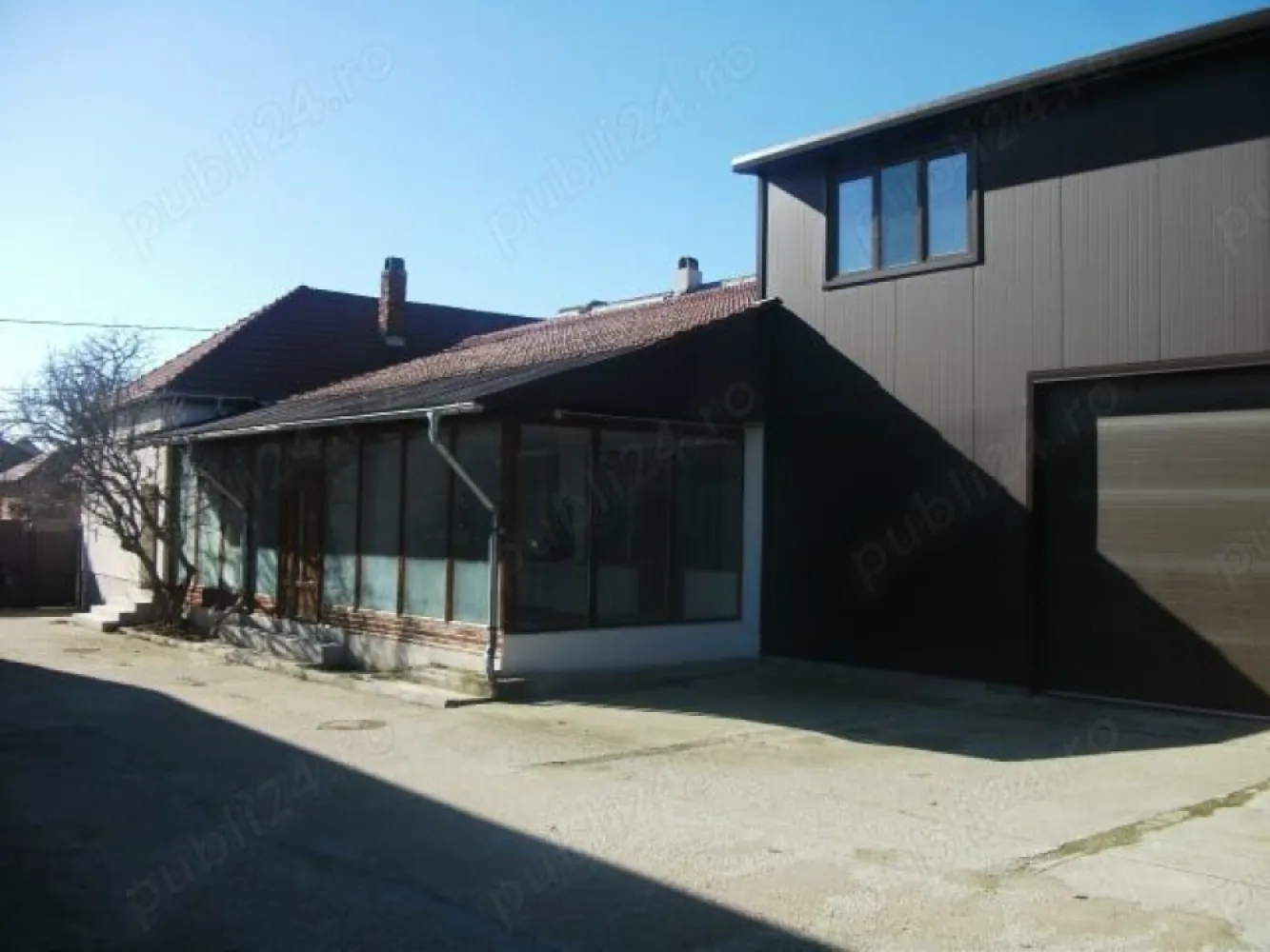 Inchiriere hala Bdul Unirii SM - Proprietar inchiriez pe termen lung hala cu suprafata de 75 mp, situata pe Bdul Unirii (drumul spre Petea) avand posibilitate de construirii unui planseu suplimentar (cu dublarea suprafetei utile), avand acces auto pe platfoma betonata pentru trafic greu cu suprafata de 200 mp. Chiria este de 500 Euro luna (cu factura pe firma persoana fizica).