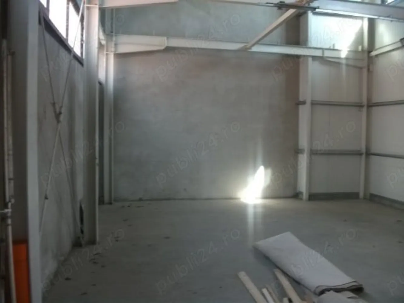 Inchiriere hala Bdul Unirii SM - Proprietar inchiriez pe termen lung hala cu suprafata de 75 mp, situata pe Bdul Unirii (drumul spre Petea) avand posibilitate de construirii unui planseu suplimentar (cu dublarea suprafetei utile), avand acces auto pe platfoma betonata pentru trafic greu cu suprafata de 200 mp. Chiria este de 500 Euro luna (cu factura pe firma persoana fizica).