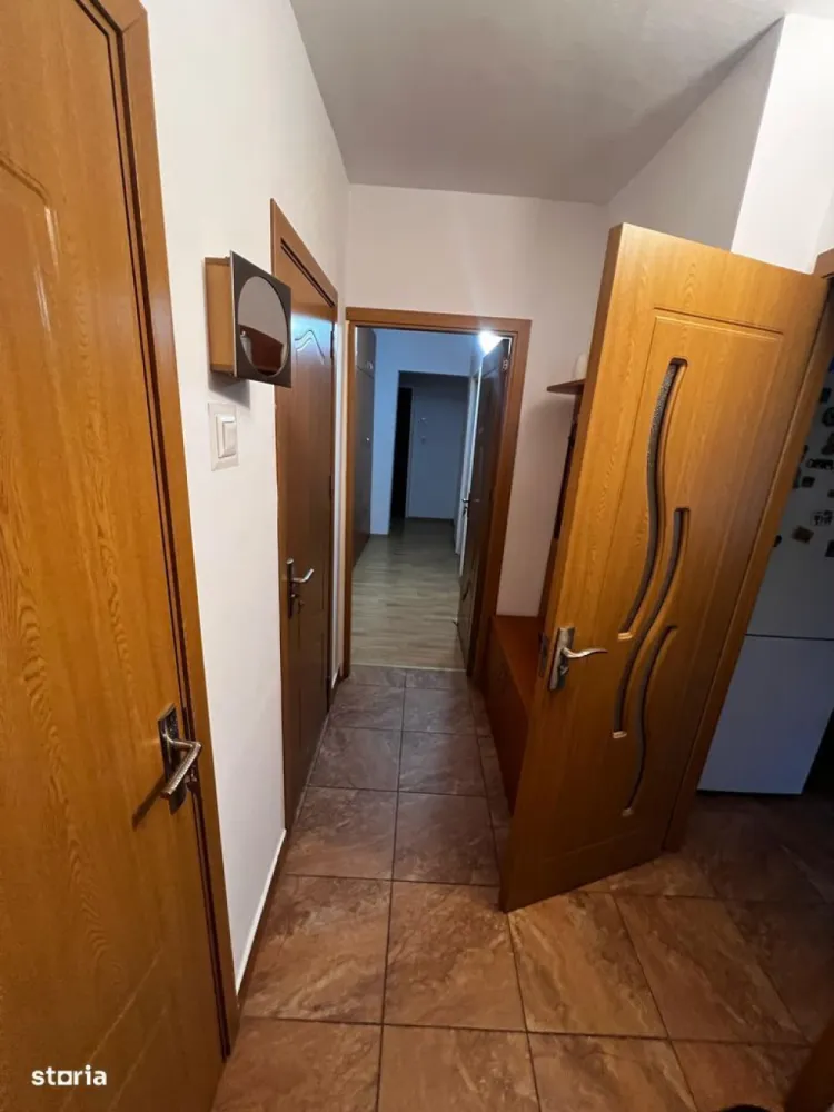 Dristor - Inchirierez apartament 3 camere - Inchiriez apartament cu 3 camere, decomandat, mobilat si utilat, etaj 1/10.Apartamentul este situat pe strada Dristorului 112, si datorita pozitiei sale,acesta beneficiaza de un acces usor catre mijloacele de transport din zona:-la 1 minut de mers pe jos catre gura de metrou Dristor 1/ Dristor 2.-la 1 minut de statii de tramvai si autobuzIn vecinatatea apartamentului se gasesc:-Mall Parklake la 10 minute de mers pe jos-Parcul IOR la 10 minute de mers pe jos-Farmacia TEI-Magazine Mega Image si Carrefour express-Gradinita 239Disponibilitate imediata.