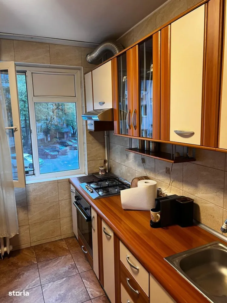 Dristor - Inchirierez apartament 3 camere - Inchiriez apartament cu 3 camere, decomandat, mobilat si utilat, etaj 1/10.Apartamentul este situat pe strada Dristorului 112, si datorita pozitiei sale,acesta beneficiaza de un acces usor catre mijloacele de transport din zona:-la 1 minut de mers pe jos catre gura de metrou Dristor 1/ Dristor 2.-la 1 minut de statii de tramvai si autobuzIn vecinatatea apartamentului se gasesc:-Mall Parklake la 10 minute de mers pe jos-Parcul IOR la 10 minute de mers pe jos-Farmacia TEI-Magazine Mega Image si Carrefour express-Gradinita 239Disponibilitate imediata.