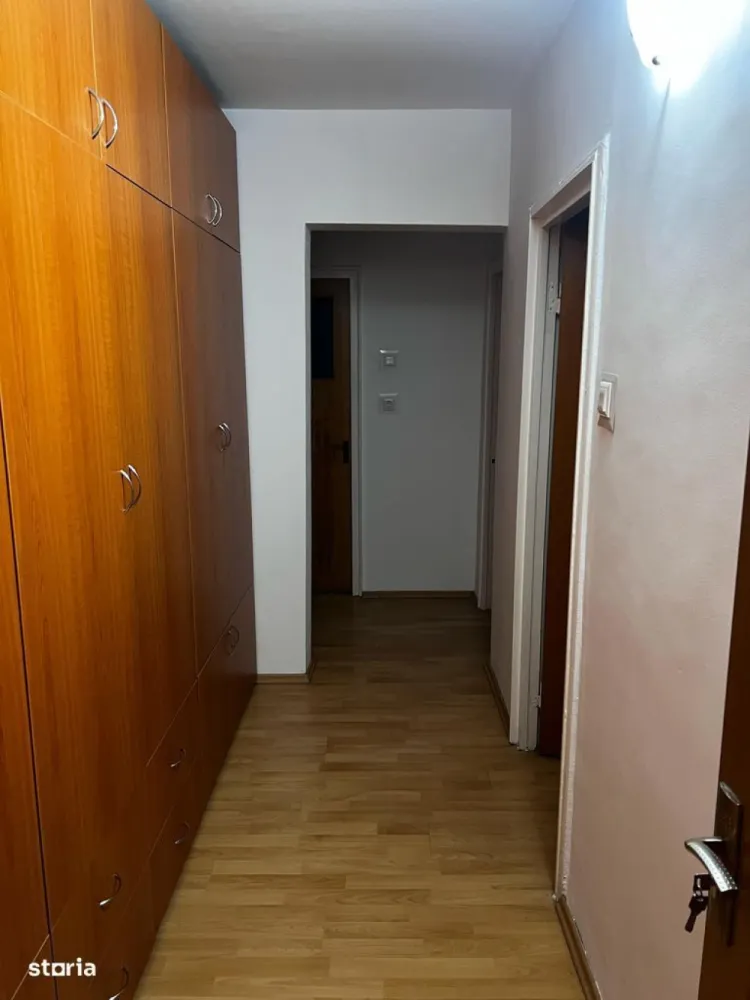 Dristor - Inchirierez apartament 3 camere - Inchiriez apartament cu 3 camere, decomandat, mobilat si utilat, etaj 1/10.Apartamentul este situat pe strada Dristorului 112, si datorita pozitiei sale,acesta beneficiaza de un acces usor catre mijloacele de transport din zona:-la 1 minut de mers pe jos catre gura de metrou Dristor 1/ Dristor 2.-la 1 minut de statii de tramvai si autobuzIn vecinatatea apartamentului se gasesc:-Mall Parklake la 10 minute de mers pe jos-Parcul IOR la 10 minute de mers pe jos-Farmacia TEI-Magazine Mega Image si Carrefour express-Gradinita 239Disponibilitate imediata.