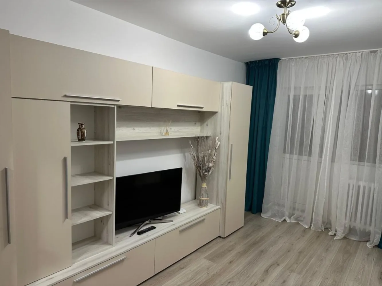 Particular inchiriez garsoniera Dristor str Laborator la 2 min metrou - Proprietar, particular : inchiriez garsoniera situata la 2 min de mers pe jos de metrou Dristor 1 (poza atasata), str. Laborator nr. 130-132 --> bloc mixt!! --> reabilitat termic, balcon inchis termopan. -->Garsoniera confort 1, et 2/8 (doar o garsoniera pe etaj); --> mobilata ultra modern si utilata complet, --> prima inchiriere! --> Tv led Samsung Smart, masina spalat, frigider, aragaz, aer conditionat, apometre, pat matrimonial 140/200. Mall Park Lake si parcul IOR sunt la distanta de mers pe jos. In apropiere sunt: Titan, Unirii, Piata Muncii, Mihai Bravu, Obor, Costin Georgian, Vitan, Decebal, Piata Alba Iulia, Colaborez cu agentii dar nu ofer comision. Chiria + garantia 1 luna. Disponibila imediat.