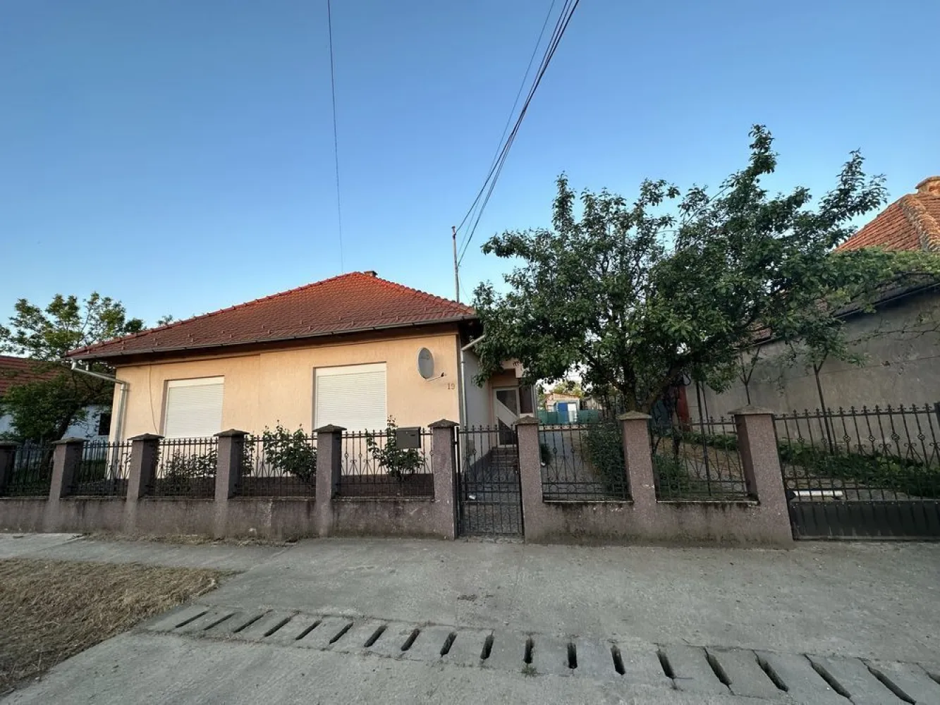 Vand Casa individuala jud SATU MARE - comuna Porumbesti - 153mp utili Gradina+teren = 42arii Gradina este echipata cu fantana si pompa automata de apa pentru stropit Facilitati : 4 camere + 1 salon 2 bai 1 bucatarie 1 terasa 2 camari Pod betonat Pivnita amenajata cu biliard/masa ping pong +spatiu de depozitare Poarta automata cu telecomanda Kit fotovoltaic pe casa de 3kw Camere de supraveghere Lumini exterioare Pavaj in curte 3 clime invertoare pentru a da si caldura Se vinde complet mobilata si utilata!
