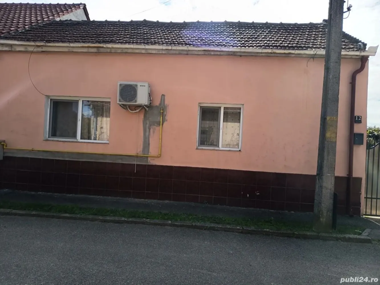 BRASADAS vinde casă 4 cam zona UNIO pentru două familii. - Agentia Imobiliara BRASADAS vinde casă pentru două familii in zona Unio , stradă liniștită, cu trafic redus . Casa are 4 camere, două bucătării, două băi, terasă 14 m pătrați, bucătărie de vară, beci, atelier utilat cu acces auto de la stradă și dinspre grădină . Suprafață utilă 117 m pătrați plus bucătăria de vară, suprafață teren, 468 mp cu posibilitate de extindere cu încă 70 mp (continuarea grădinii până la strada din spate), posibil încă un loc de casa. www.brasadas.com.