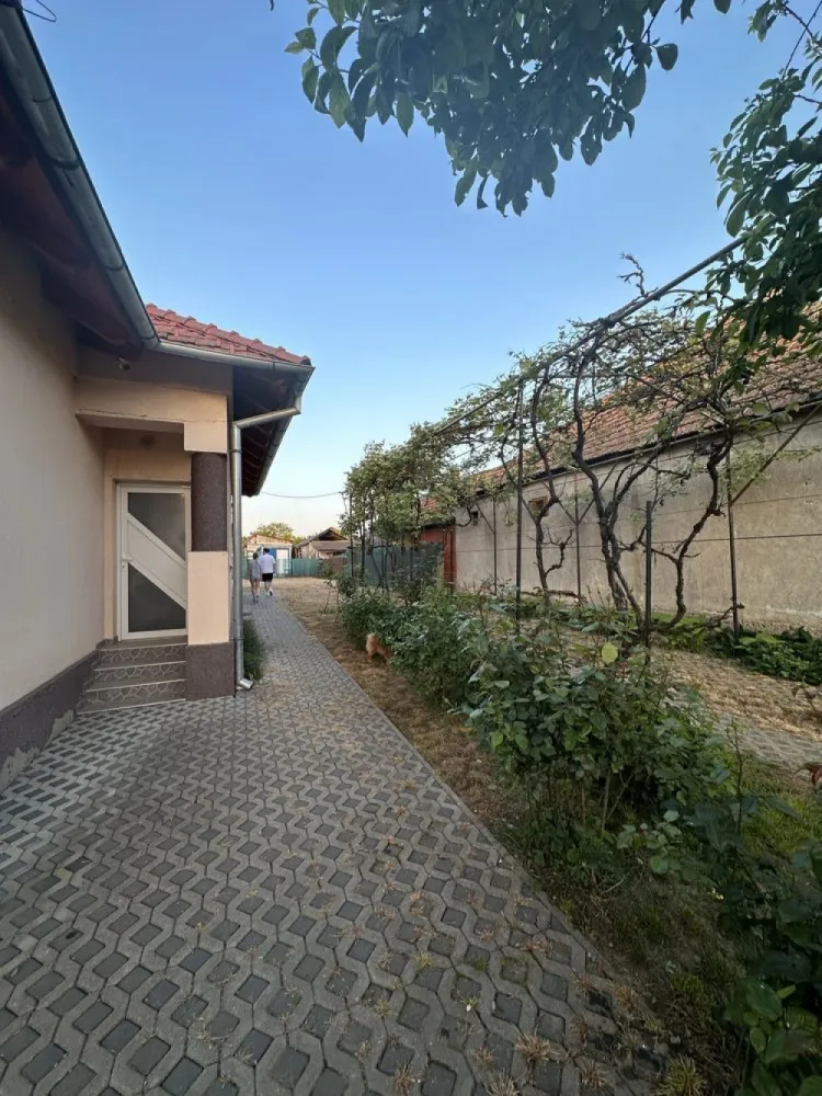 Vand Casa individuala jud SATU MARE - comuna Porumbesti - 153mp utili Gradina+teren = 42arii Gradina este echipata cu fantana si pompa automata de apa pentru stropit Facilitati : 4 camere + 1 salon 2 bai 1 bucatarie 1 terasa 2 camari Pod betonat Pivnita amenajata cu biliard/masa ping pong +spatiu de depozitare Poarta automata cu telecomanda Kit fotovoltaic pe casa de 3kw Camere de supraveghere Lumini exterioare Pavaj in curte 3 clime invertoare pentru a da si caldura Se vinde complet mobilata si utilata!
