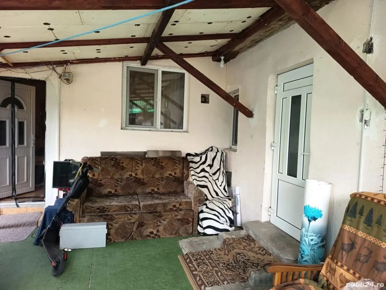 BRASADAS vinde casă 4 cam zona UNIO pentru două familii. - Agentia Imobiliara BRASADAS vinde casă pentru două familii in zona Unio , stradă liniștită, cu trafic redus . Casa are 4 camere, două bucătării, două băi, terasă 14 m pătrați, bucătărie de vară, beci, atelier utilat cu acces auto de la stradă și dinspre grădină . Suprafață utilă 117 m pătrați plus bucătăria de vară, suprafață teren, 468 mp cu posibilitate de extindere cu încă 70 mp (continuarea grădinii până la strada din spate), posibil încă un loc de casa. www.brasadas.com.
