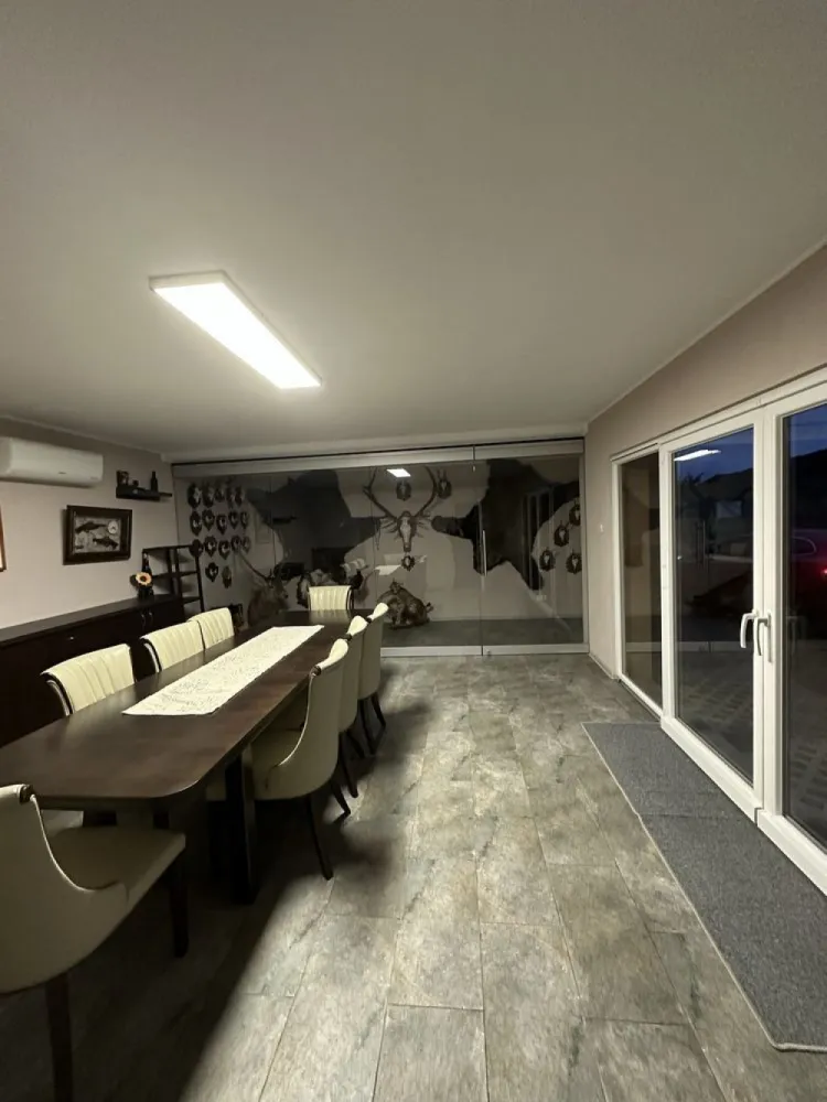Vand Casa individuala jud SATU MARE - comuna Porumbesti - 153mp utili Gradina+teren = 42arii Gradina este echipata cu fantana si pompa automata de apa pentru stropit Facilitati : 4 camere + 1 salon 2 bai 1 bucatarie 1 terasa 2 camari Pod betonat Pivnita amenajata cu biliard/masa ping pong +spatiu de depozitare Poarta automata cu telecomanda Kit fotovoltaic pe casa de 3kw Camere de supraveghere Lumini exterioare Pavaj in curte 3 clime invertoare pentru a da si caldura Se vinde complet mobilata si utilata!