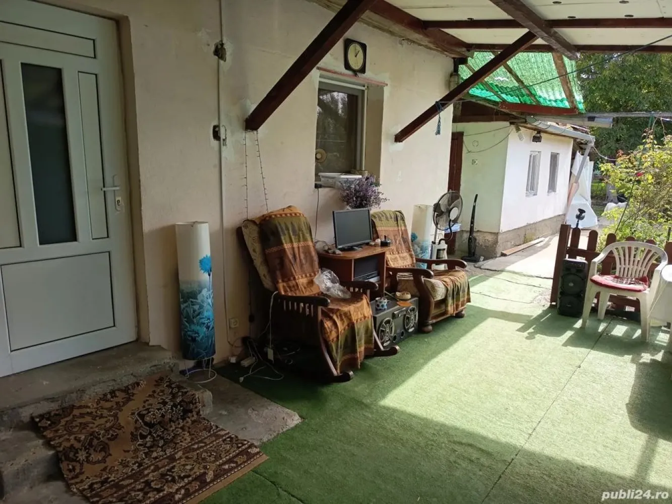 BRASADAS vinde casă 4 cam zona UNIO pentru două familii. - Agentia Imobiliara BRASADAS vinde casă pentru două familii in zona Unio , stradă liniștită, cu trafic redus . Casa are 4 camere, două bucătării, două băi, terasă 14 m pătrați, bucătărie de vară, beci, atelier utilat cu acces auto de la stradă și dinspre grădină . Suprafață utilă 117 m pătrați plus bucătăria de vară, suprafață teren, 468 mp cu posibilitate de extindere cu încă 70 mp (continuarea grădinii până la strada din spate), posibil încă un loc de casa. www.brasadas.com.
