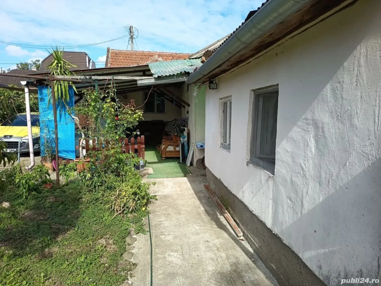 BRASADAS vinde casă 4 cam zona UNIO pentru două familii. - Agentia Imobiliara BRASADAS vinde casă pentru două familii in zona Unio , stradă liniștită, cu trafic redus . Casa are 4 camere, două bucătării, două băi, terasă 14 m pătrați, bucătărie de vară, beci, atelier utilat cu acces auto de la stradă și dinspre grădină . Suprafață utilă 117 m pătrați plus bucătăria de vară, suprafață teren, 468 mp cu posibilitate de extindere cu încă 70 mp (continuarea grădinii până la strada din spate), posibil încă un loc de casa. www.brasadas.com.