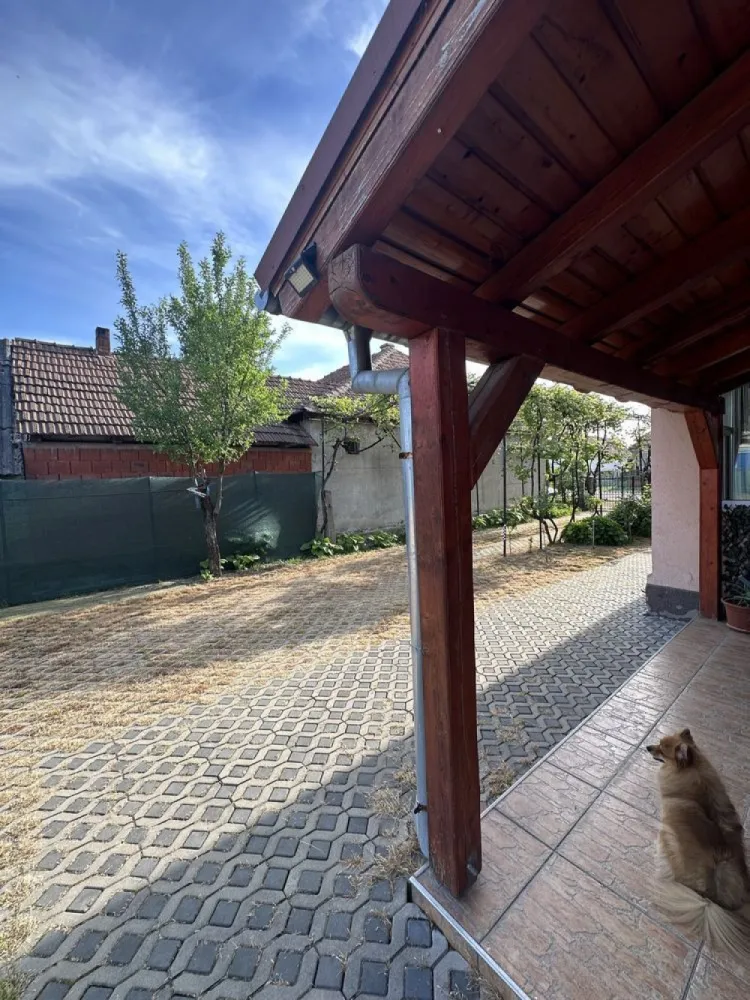 Vand Casa individuala jud SATU MARE - comuna Porumbesti - 153mp utili Gradina+teren = 42arii Gradina este echipata cu fantana si pompa automata de apa pentru stropit Facilitati : 4 camere + 1 salon 2 bai 1 bucatarie 1 terasa 2 camari Pod betonat Pivnita amenajata cu biliard/masa ping pong +spatiu de depozitare Poarta automata cu telecomanda Kit fotovoltaic pe casa de 3kw Camere de supraveghere Lumini exterioare Pavaj in curte 3 clime invertoare pentru a da si caldura Se vinde complet mobilata si utilata!