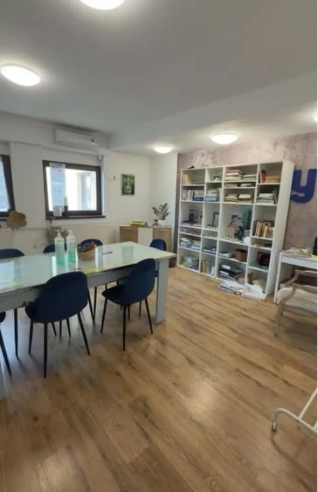 BRASADAS vinde cladire de birouri 24 firme 102.000 euro/an. - Descriere Investiție imobiliară premium – Clădire de birouri închiriată integral pe termen lung, situată central, pe Str. Domnească nr. 105, la intersecția cu Str. Basarabiei in Mun. Galați. Poziție strategică: trafic pietonal și auto intens, 2 parcări mari în apropiere, acces rapid la instituții publice, facultăți și licee. Date cheie investiție: • Venit anual din chirii: 80.000 € • Venit suplimentar din utilități refacturate: ~22.000 € • Total încasări anuale actuale: 102.000 € • Grad de ocupare: 100% (24 chiriași stabili) • Randament brut: 14 %/an (9% chirii + ~5% apreciere anuală a proprietății) • Chirie medie zonă: ~10 €/mp • ⁠Valoare de piata minima 900.000 euro. www.brasadas.com.