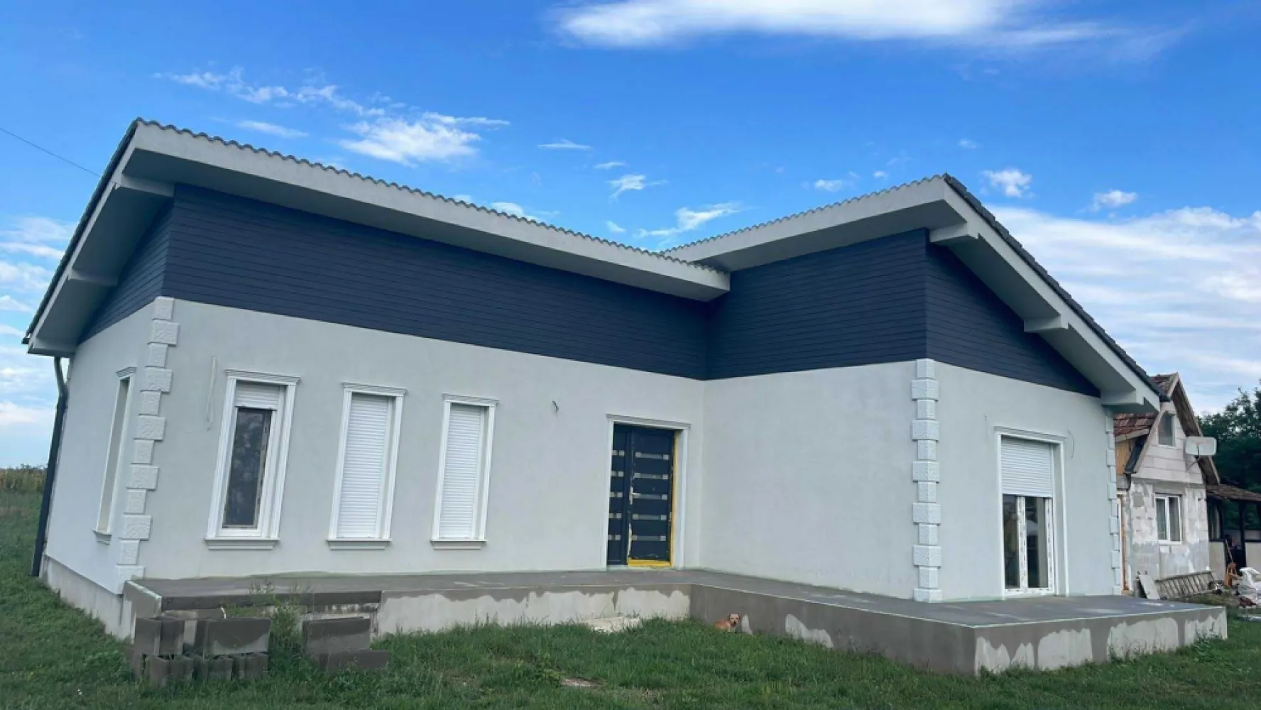 Casă de vânzare ,preț 110.000euro - Casă nouă de vânzare – Gelu 16 km de Satu Mare Casă nou construită, 90 mp utili, pe teren generos de 2.900 mp. Compartimentare: 2 dormitoare, living, bucătărie, baie, cameră tehnică. Încălzire prin pardoseală Geamuri termopan cu sticlă triplă Izolație cu vată bazaltică Gresie,faianță , parchet. Toate utilitățile: apă, curent, gaz, canalizare, internet Construită doar cu materiale de calitate ,poze disponibile din fiecare etapă