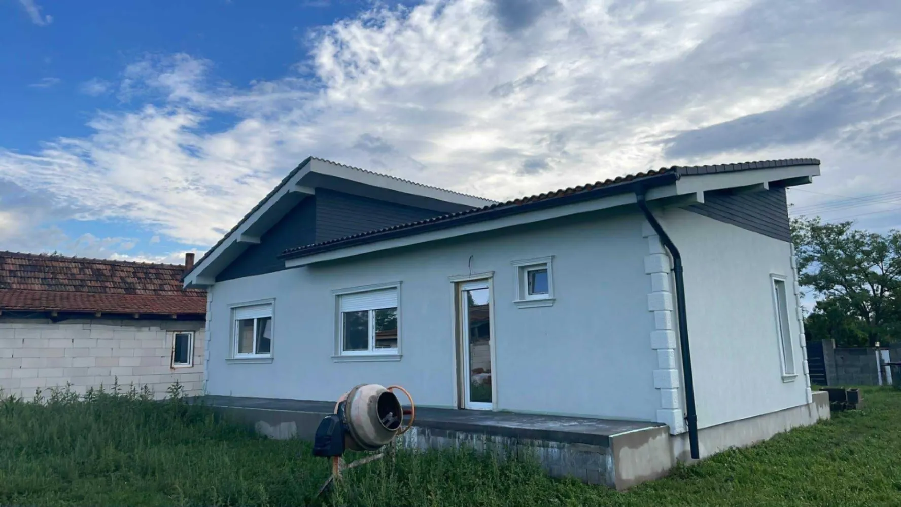 Casă de vânzare ,preț 110.000euro - Casă nouă de vânzare – Gelu 16 km de Satu Mare Casă nou construită, 90 mp utili, pe teren generos de 2.900 mp. Compartimentare: 2 dormitoare, living, bucătărie, baie, cameră tehnică. Încălzire prin pardoseală Geamuri termopan cu sticlă triplă Izolație cu vată bazaltică Gresie,faianță , parchet. Toate utilitățile: apă, curent, gaz, canalizare, internet Construită doar cu materiale de calitate ,poze disponibile din fiecare etapă