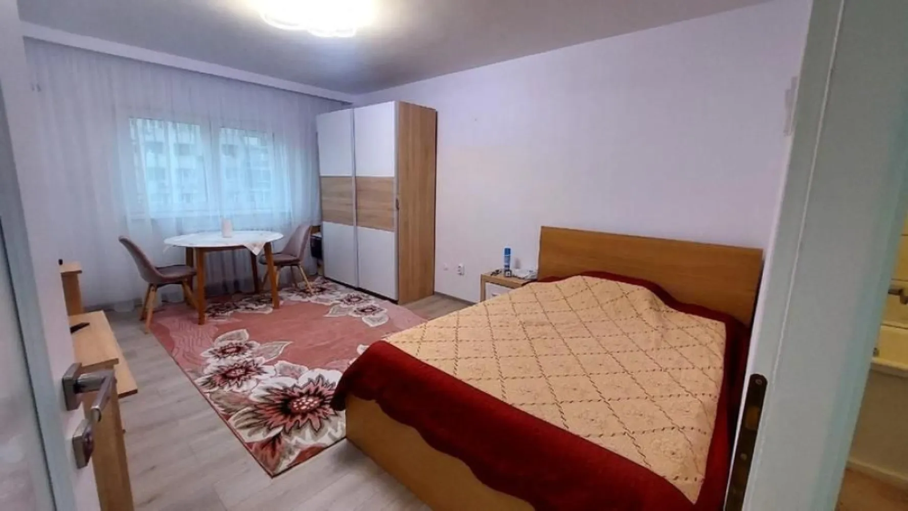 BRASADAS iNCHIRIAZA Garsoniera Mihai Bravu luminoasa vedere stradala - Agentia Imobiala Basadas Particular închiriez garsoniera decomandata, 38 m2 utili, etaj 4/10 recent renovata, zona Dristor-Mihai Bravu, la 5 min de metrou, luminoasa, vedere stradală, aer condiționat, de preferința pe termen lung. Nu se admit persoane fumătoare și nici animale de companie. Chiria lunară: 430 euro/luna