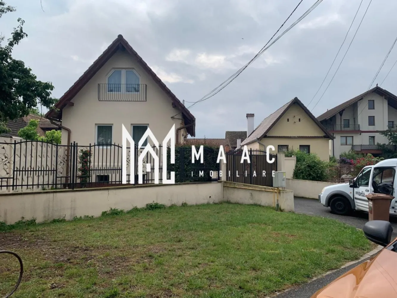 Casă Superba 9 Camere I 1967 mp Teren I Livadă I Ogorului I Turnisor - Proprietate deosebită cu 9 camere, 1967 mp teren, Zona Ogorului – ideală pentru locuire sau investiție MAAC Imobiliare vă propune spre vânzare o casă spațioasă, cu funcționalitate versatilă, situată într-una dintre cele mai apreciate zone din Sibiu – strada Ogorului. Proprietatea este ideală atât pentru locuire multigenerațională, cât și pentru investiție (pensiune, centru educațional, birouri etc.). Caracteristici generale: Suprafață utilă totală: 400 mp Suprafață construită: 600 mp Teren total: 1967 mp Curte: 1720 mp (din care 600 mp curte pavată cu terase, iar aprox. 1000 mp livadă cu 80 de pomi fructiferi) 9 camere | 6 dormitoare | 3 băi | 2 bucătării | terase generoase Acoperiș din țiglă, pod generos Două intrări separate Toate actele la zi | disponibilă imediat Compartimentare eficientă: Demisol (80 mp utili): 2 camere baie bucătărie hol Parter: 2 camere bucătărie baie hol de acces Mansardă: 2 camere birou hol În plus: Apartament complet separat de casă, ideal pentru închiriere sau locuire independentă, compus din: Living – 18 mp Bucătărie separată Baie Dormitor – 28 mp Avantaje cheie: Zonă liniștită, cu acces rapid către oraș Livadă matură cu aproximativ 80 de pomi fructiferi Curte amenajată, spațiu generos pentru relaxare și activități în aer liber Ideală pentru familii numeroase sau conversie în spațiu comercial/locativ Pentru detalii suplimentare, consultanță sau programarea unei vizionări, va rugăm să ne contactati specificand ID: CP2773495. }}