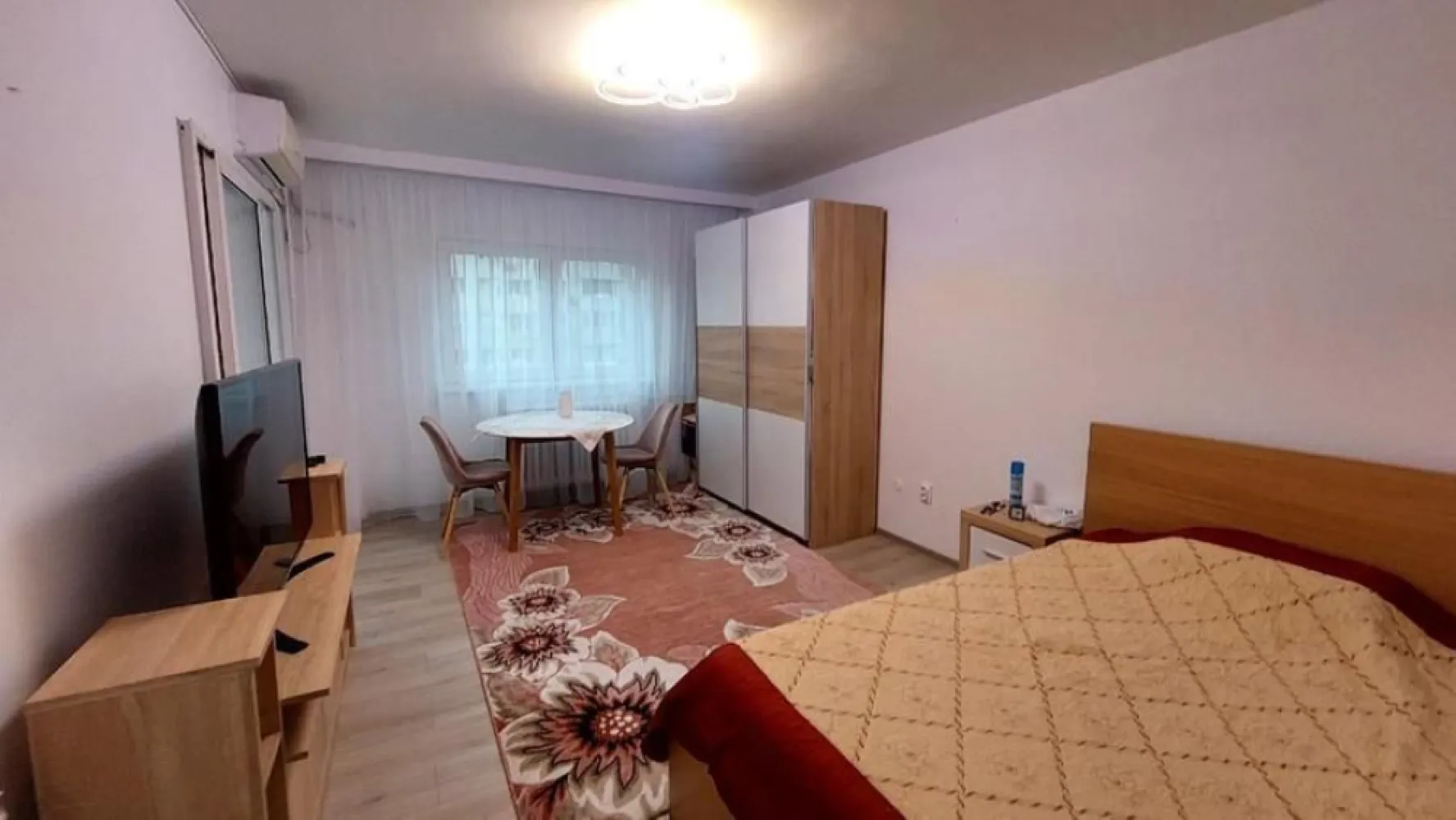 BRASADAS iNCHIRIAZA Garsoniera Mihai Bravu luminoasa vedere stradala