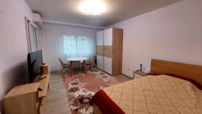 BRASADAS iNCHIRIAZA Garsoniera Mihai Bravu luminoasa vedere stradala