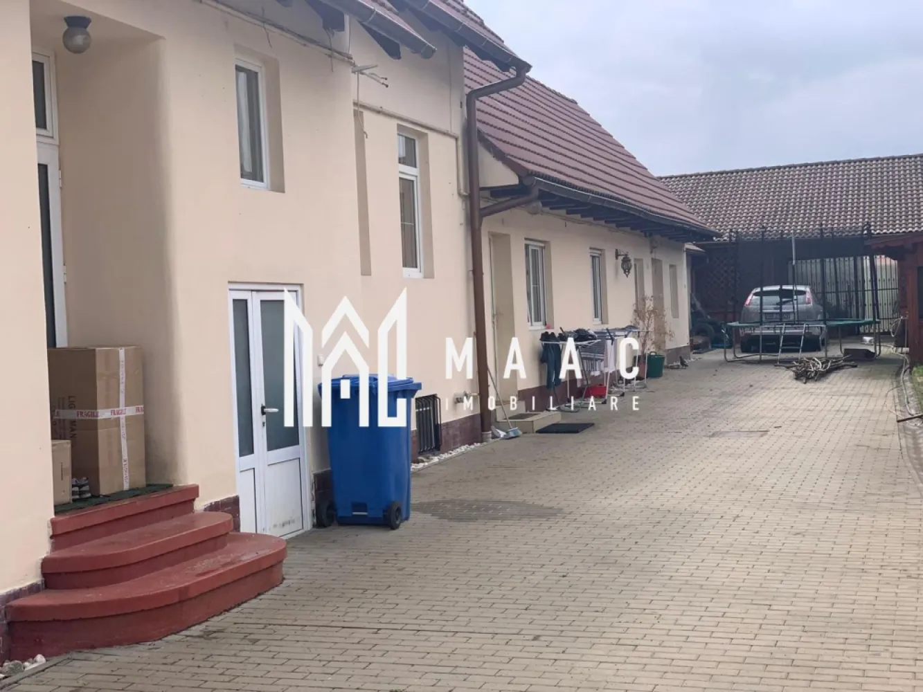 Casă Superba 9 Camere I 1967 mp Teren I Livadă I Ogorului I Turnisor - Proprietate deosebită cu 9 camere, 1967 mp teren, Zona Ogorului – ideală pentru locuire sau investiție MAAC Imobiliare vă propune spre vânzare o casă spațioasă, cu funcționalitate versatilă, situată într-una dintre cele mai apreciate zone din Sibiu – strada Ogorului. Proprietatea este ideală atât pentru locuire multigenerațională, cât și pentru investiție (pensiune, centru educațional, birouri etc.). Caracteristici generale: Suprafață utilă totală: 400 mp Suprafață construită: 600 mp Teren total: 1967 mp Curte: 1720 mp (din care 600 mp curte pavată cu terase, iar aprox. 1000 mp livadă cu 80 de pomi fructiferi) 9 camere | 6 dormitoare | 3 băi | 2 bucătării | terase generoase Acoperiș din țiglă, pod generos Două intrări separate Toate actele la zi | disponibilă imediat Compartimentare eficientă: Demisol (80 mp utili): 2 camere baie bucătărie hol Parter: 2 camere bucătărie baie hol de acces Mansardă: 2 camere birou hol În plus: Apartament complet separat de casă, ideal pentru închiriere sau locuire independentă, compus din: Living – 18 mp Bucătărie separată Baie Dormitor – 28 mp Avantaje cheie: Zonă liniștită, cu acces rapid către oraș Livadă matură cu aproximativ 80 de pomi fructiferi Curte amenajată, spațiu generos pentru relaxare și activități în aer liber Ideală pentru familii numeroase sau conversie în spațiu comercial/locativ Pentru detalii suplimentare, consultanță sau programarea unei vizionări, va rugăm să ne contactati specificand ID: CP2773495. }}