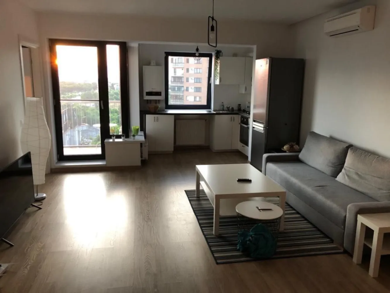 2 camere • The Park Apartments – Tineretului - Proprietar - dau spre închiriere apartament 2 camere, The Park Apartments – Tineretului | mobilat complet | 5 min de parc & metrou Disponibil imediat un apartament luminos de 2 camere în complexul The Park Apartments, lângă Parcul Tineretului. Detalii apartament • An construcție: 2016 • Etaj: 8/12 într-un bloc nou, cu lift modern • Suprafață utilă: ~55 mp • Compartimentare: – Living cu canapea extensibilă + bucătărie open-space – Dormitor – Baie cu finisaje premium – Terasă cu deck • Încălzire: centrală proprie • Dotări: Aer condiționat, mașină de spălat rufe, cuptor electric, plită, frigider • Siguranță & control: Video-interfon, acces securizat în complex • Curte interioară amenajată, spații verzi Localizare excepțională • 1–3 minute de Parcul Tineretului și Orășelul Copiilor • Metrou Tineretului / Brâncoveanu foarte aproape • Magazine, cafenele, sală de sport, supermarketuri la câteva minute • Acces rapid spre centru și către zonele de interes ale orașului Condiții închiriere • 770 € / lună • 1 lună garanție • Contract minim 12 luni