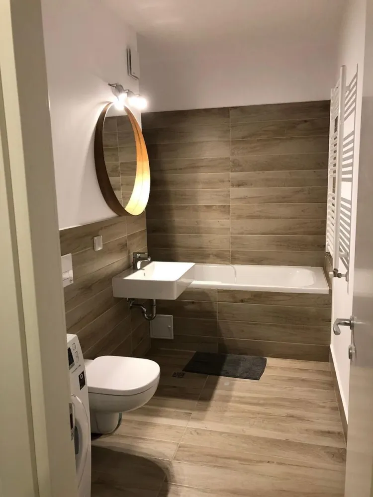 2 camere • The Park Apartments – Tineretului - Proprietar - dau spre închiriere apartament 2 camere, The Park Apartments – Tineretului | mobilat complet | 5 min de parc & metrou Disponibil imediat un apartament luminos de 2 camere în complexul The Park Apartments, lângă Parcul Tineretului. Detalii apartament • An construcție: 2016 • Etaj: 8/12 într-un bloc nou, cu lift modern • Suprafață utilă: ~55 mp • Compartimentare: – Living cu canapea extensibilă + bucătărie open-space – Dormitor – Baie cu finisaje premium – Terasă cu deck • Încălzire: centrală proprie • Dotări: Aer condiționat, mașină de spălat rufe, cuptor electric, plită, frigider • Siguranță & control: Video-interfon, acces securizat în complex • Curte interioară amenajată, spații verzi Localizare excepțională • 1–3 minute de Parcul Tineretului și Orășelul Copiilor • Metrou Tineretului / Brâncoveanu foarte aproape • Magazine, cafenele, sală de sport, supermarketuri la câteva minute • Acces rapid spre centru și către zonele de interes ale orașului Condiții închiriere • 770 € / lună • 1 lună garanție • Contract minim 12 luni