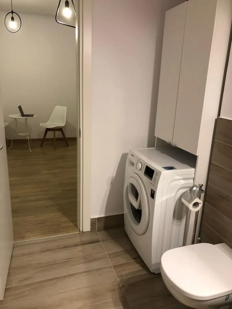 2 camere • The Park Apartments – Tineretului - Proprietar - dau spre închiriere apartament 2 camere, The Park Apartments – Tineretului | mobilat complet | 5 min de parc & metrou Disponibil imediat un apartament luminos de 2 camere în complexul The Park Apartments, lângă Parcul Tineretului. Detalii apartament • An construcție: 2016 • Etaj: 8/12 într-un bloc nou, cu lift modern • Suprafață utilă: ~55 mp • Compartimentare: – Living cu canapea extensibilă + bucătărie open-space – Dormitor – Baie cu finisaje premium – Terasă cu deck • Încălzire: centrală proprie • Dotări: Aer condiționat, mașină de spălat rufe, cuptor electric, plită, frigider • Siguranță & control: Video-interfon, acces securizat în complex • Curte interioară amenajată, spații verzi Localizare excepțională • 1–3 minute de Parcul Tineretului și Orășelul Copiilor • Metrou Tineretului / Brâncoveanu foarte aproape • Magazine, cafenele, sală de sport, supermarketuri la câteva minute • Acces rapid spre centru și către zonele de interes ale orașului Condiții închiriere • 770 € / lună • 1 lună garanție • Contract minim 12 luni