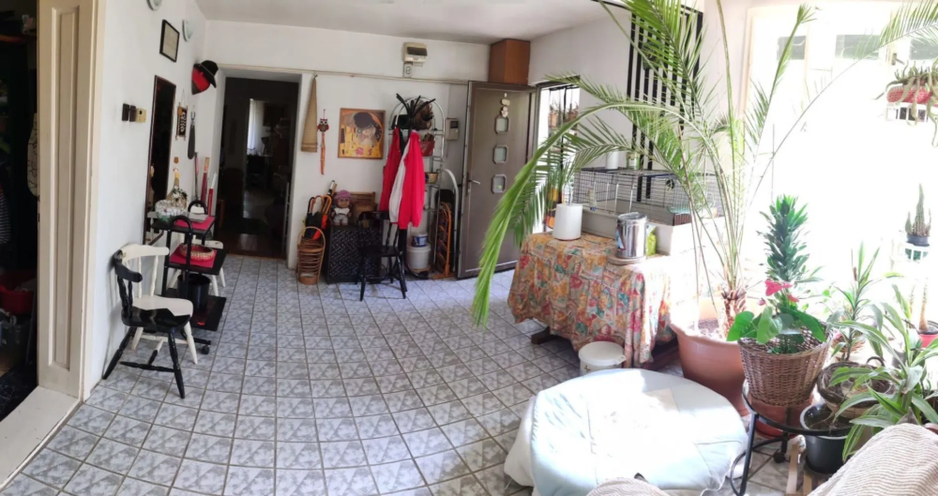 BRASADAS vinde casa individuala spatioasa in zona Burdea. - Agentia Imobiliara BRASADAS vinde casa individuala solida P+1, spatioasa, intr-o zona centrala si totusi izolata de zgomotele cotidiene. Casa este situata aproape de scoli, magazine si mijloace de transport in comun, in cartierul Soarelui pe str. Lebedei, langa magazinul Supeco. Noul mall este la aprox. 10min de mers pe jos. Casa dispune de 4 camere decomandate + 2 nedecomandate + 1 dressing + 2 bai (parter + etaj) + camera tehnica (se poate amenaja ca si beci)+ debara cu spatiu depozitare pantofi + camara. Una dintre camerele de sus este impartita a.i. se poate amenaja pentru a avea propriul mini-living (vezi poze). Incaperile sunt spatioase, aerisite, oferind avantajele unei CASE adevarate viitorilor proprietari. Casa este pregatita pentru a putea fi incalzita pe un singur nivel sau pe ambele, in functie de preferintele proprietarului. Dispune de garaj construit in curte de 19mp. Loc de parcare atat in curte cat si in fata casei. Vecini linistiti. Suprafata teren: 3,3 ari. Suprafata utila a casei ~270mp (302mp construiti desfasurat, 170mp suprafata la sol), edificata in anul 1993. Casa a fost cumparata noua. Casa este ideala pentru una sau mai multe familii, respectiv pentru sedii de firma/birouri sau investitii. Persoana fizica, unic proprietar, acte la zi. Casa se poate elibera imediat. Www.brasadas.com.