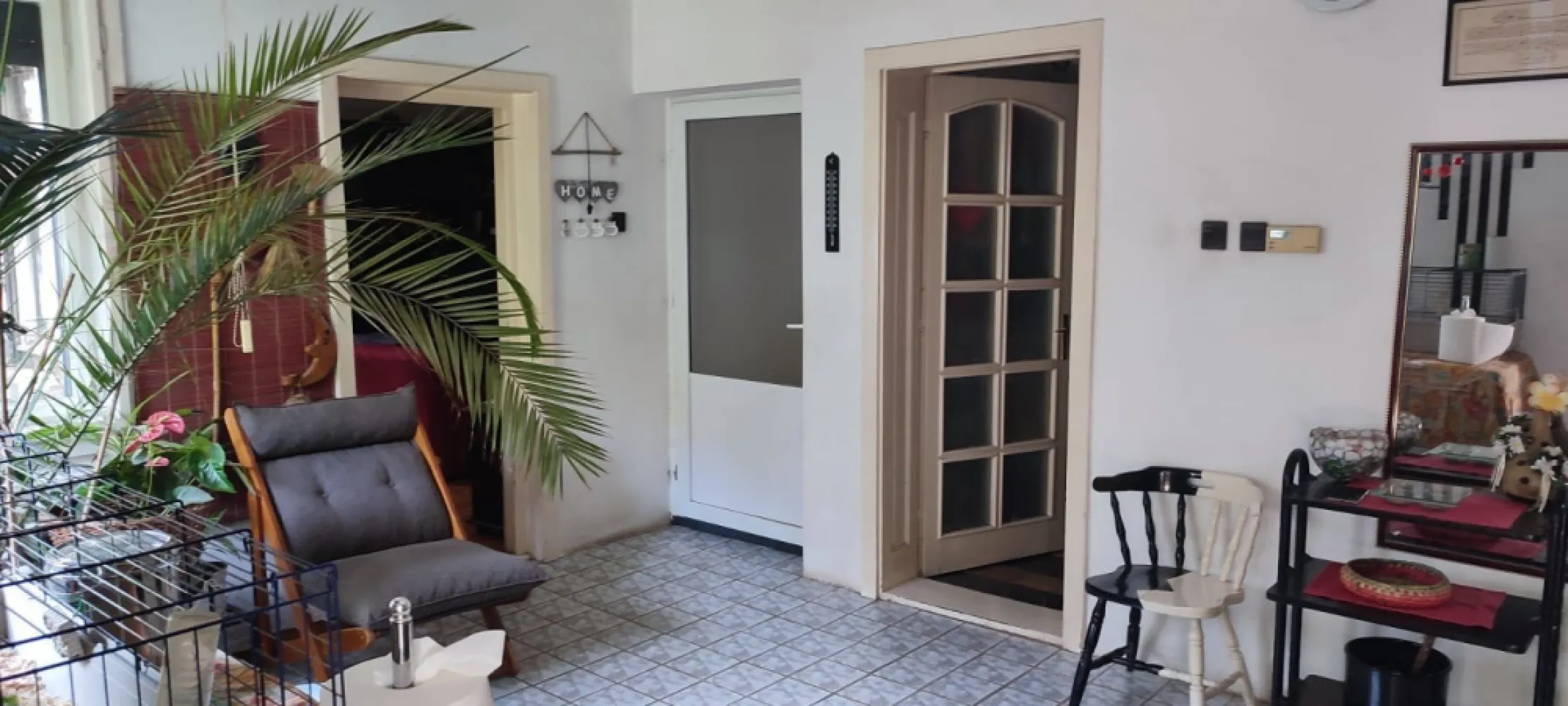 BRASADAS vinde casa individuala spatioasa in zona Burdea. - Agentia Imobiliara BRASADAS vinde casa individuala solida P+1, spatioasa, intr-o zona centrala si totusi izolata de zgomotele cotidiene. Casa este situata aproape de scoli, magazine si mijloace de transport in comun, in cartierul Soarelui pe str. Lebedei, langa magazinul Supeco. Noul mall este la aprox. 10min de mers pe jos. Casa dispune de 4 camere decomandate + 2 nedecomandate + 1 dressing + 2 bai (parter + etaj) + camera tehnica (se poate amenaja ca si beci)+ debara cu spatiu depozitare pantofi + camara. Una dintre camerele de sus este impartita a.i. se poate amenaja pentru a avea propriul mini-living (vezi poze). Incaperile sunt spatioase, aerisite, oferind avantajele unei CASE adevarate viitorilor proprietari. Casa este pregatita pentru a putea fi incalzita pe un singur nivel sau pe ambele, in functie de preferintele proprietarului. Dispune de garaj construit in curte de 19mp. Loc de parcare atat in curte cat si in fata casei. Vecini linistiti. Suprafata teren: 3,3 ari. Suprafata utila a casei ~270mp (302mp construiti desfasurat, 170mp suprafata la sol), edificata in anul 1993. Casa a fost cumparata noua. Casa este ideala pentru una sau mai multe familii, respectiv pentru sedii de firma/birouri sau investitii. Persoana fizica, unic proprietar, acte la zi. Casa se poate elibera imediat. Www.brasadas.com.