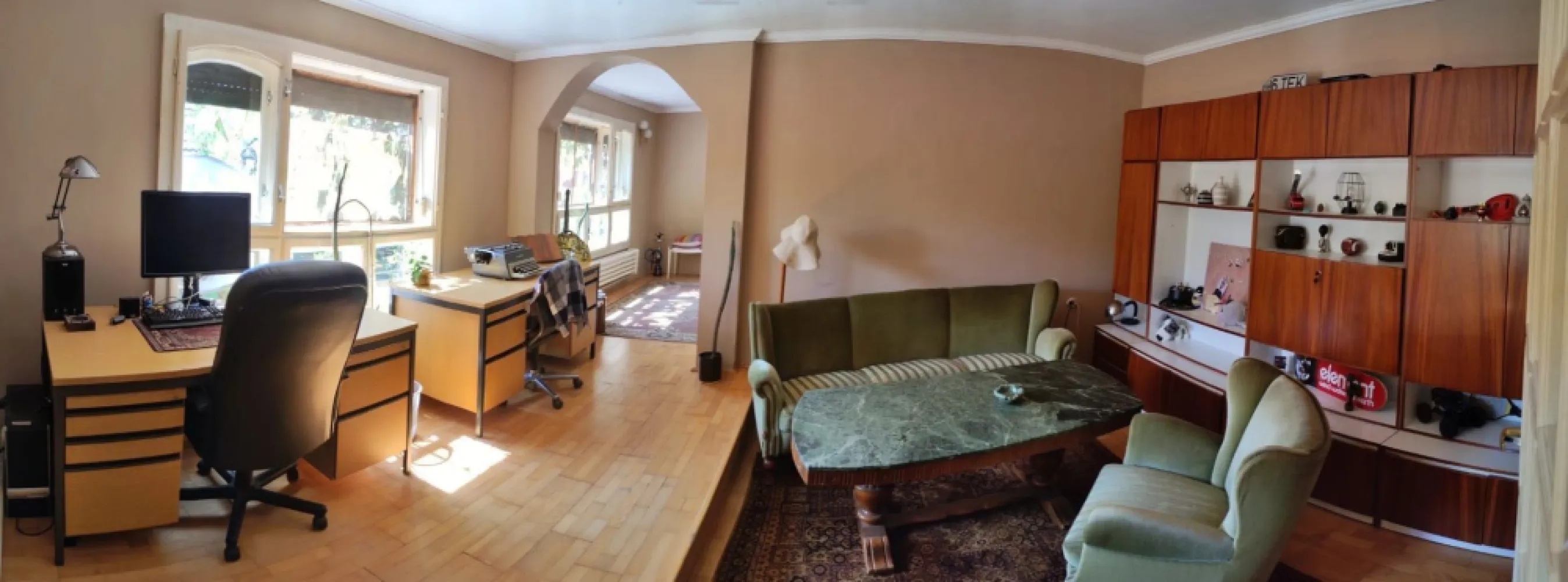 BRASADAS vinde casa individuala spatioasa in zona Burdea. - Agentia Imobiliara BRASADAS vinde casa individuala solida P+1, spatioasa, intr-o zona centrala si totusi izolata de zgomotele cotidiene. Casa este situata aproape de scoli, magazine si mijloace de transport in comun, in cartierul Soarelui pe str. Lebedei, langa magazinul Supeco. Noul mall este la aprox. 10min de mers pe jos. Casa dispune de 4 camere decomandate + 2 nedecomandate + 1 dressing + 2 bai (parter + etaj) + camera tehnica (se poate amenaja ca si beci)+ debara cu spatiu depozitare pantofi + camara. Una dintre camerele de sus este impartita a.i. se poate amenaja pentru a avea propriul mini-living (vezi poze). Incaperile sunt spatioase, aerisite, oferind avantajele unei CASE adevarate viitorilor proprietari. Casa este pregatita pentru a putea fi incalzita pe un singur nivel sau pe ambele, in functie de preferintele proprietarului. Dispune de garaj construit in curte de 19mp. Loc de parcare atat in curte cat si in fata casei. Vecini linistiti. Suprafata teren: 3,3 ari. Suprafata utila a casei ~270mp (302mp construiti desfasurat, 170mp suprafata la sol), edificata in anul 1993. Casa a fost cumparata noua. Casa este ideala pentru una sau mai multe familii, respectiv pentru sedii de firma/birouri sau investitii. Persoana fizica, unic proprietar, acte la zi. Casa se poate elibera imediat. Www.brasadas.com.