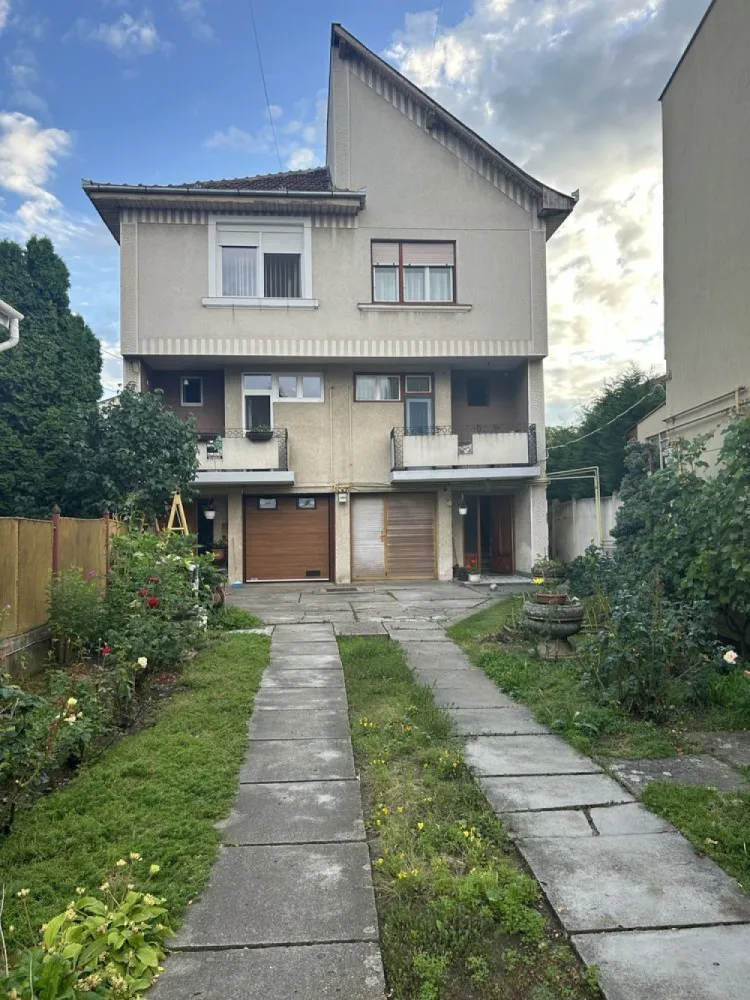 BRASADAS vinde casa pe strada Paris. - Agentia imobiliara BRASADAS vinde casa compusa din trei apartamente de locuit. Doua sunt compartimentate identic, fiecare avand cate 120mp cu centrala termica proprie, 2 bai, 3 camere, bucatarie, living, debara si garaj cu camera tehnica si pivnita. -Al treilea are 110m2 cu 2 camere,bucatarie,baie,living si la mansarda o camera cu baie. -Toata casa are in jur de 350m2,cele trei zone de locuit fiind contorizate separat. -Terenul are 840 m2,in gradina fiind construit si o bucatarie de vara cu un mic atelier,zona de barbeque etc.. www.brasadas.com.