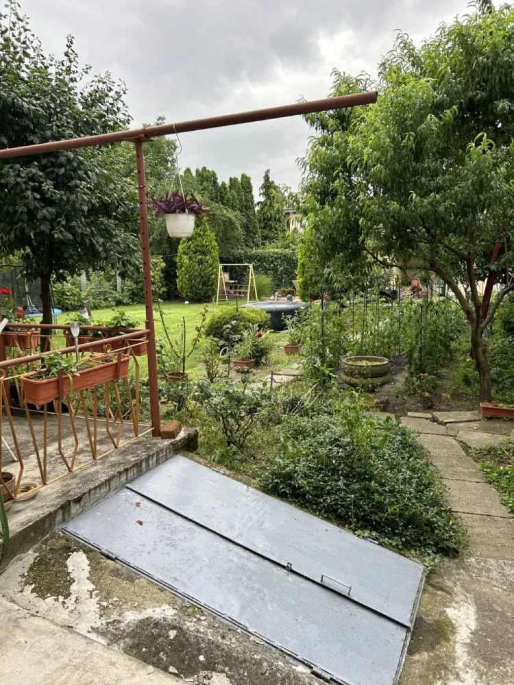 BRASADAS vinde casa pe strada Paris. - Agentia imobiliara BRASADAS vinde casa compusa din trei apartamente de locuit. Doua sunt compartimentate identic, fiecare avand cate 120mp cu centrala termica proprie, 2 bai, 3 camere, bucatarie, living, debara si garaj cu camera tehnica si pivnita. -Al treilea are 110m2 cu 2 camere,bucatarie,baie,living si la mansarda o camera cu baie. -Toata casa are in jur de 350m2,cele trei zone de locuit fiind contorizate separat. -Terenul are 840 m2,in gradina fiind construit si o bucatarie de vara cu un mic atelier,zona de barbeque etc.. www.brasadas.com.