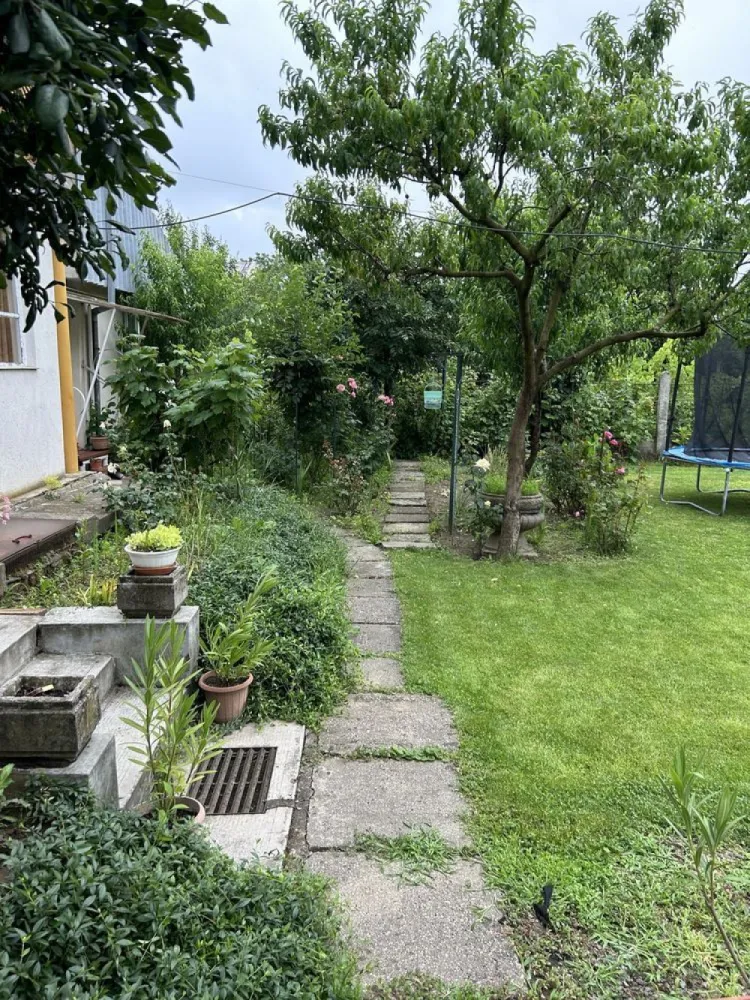 BRASADAS vinde casa pe strada Paris. - Agentia imobiliara BRASADAS vinde casa compusa din trei apartamente de locuit. Doua sunt compartimentate identic, fiecare avand cate 120mp cu centrala termica proprie, 2 bai, 3 camere, bucatarie, living, debara si garaj cu camera tehnica si pivnita. -Al treilea are 110m2 cu 2 camere,bucatarie,baie,living si la mansarda o camera cu baie. -Toata casa are in jur de 350m2,cele trei zone de locuit fiind contorizate separat. -Terenul are 840 m2,in gradina fiind construit si o bucatarie de vara cu un mic atelier,zona de barbeque etc.. www.brasadas.com.