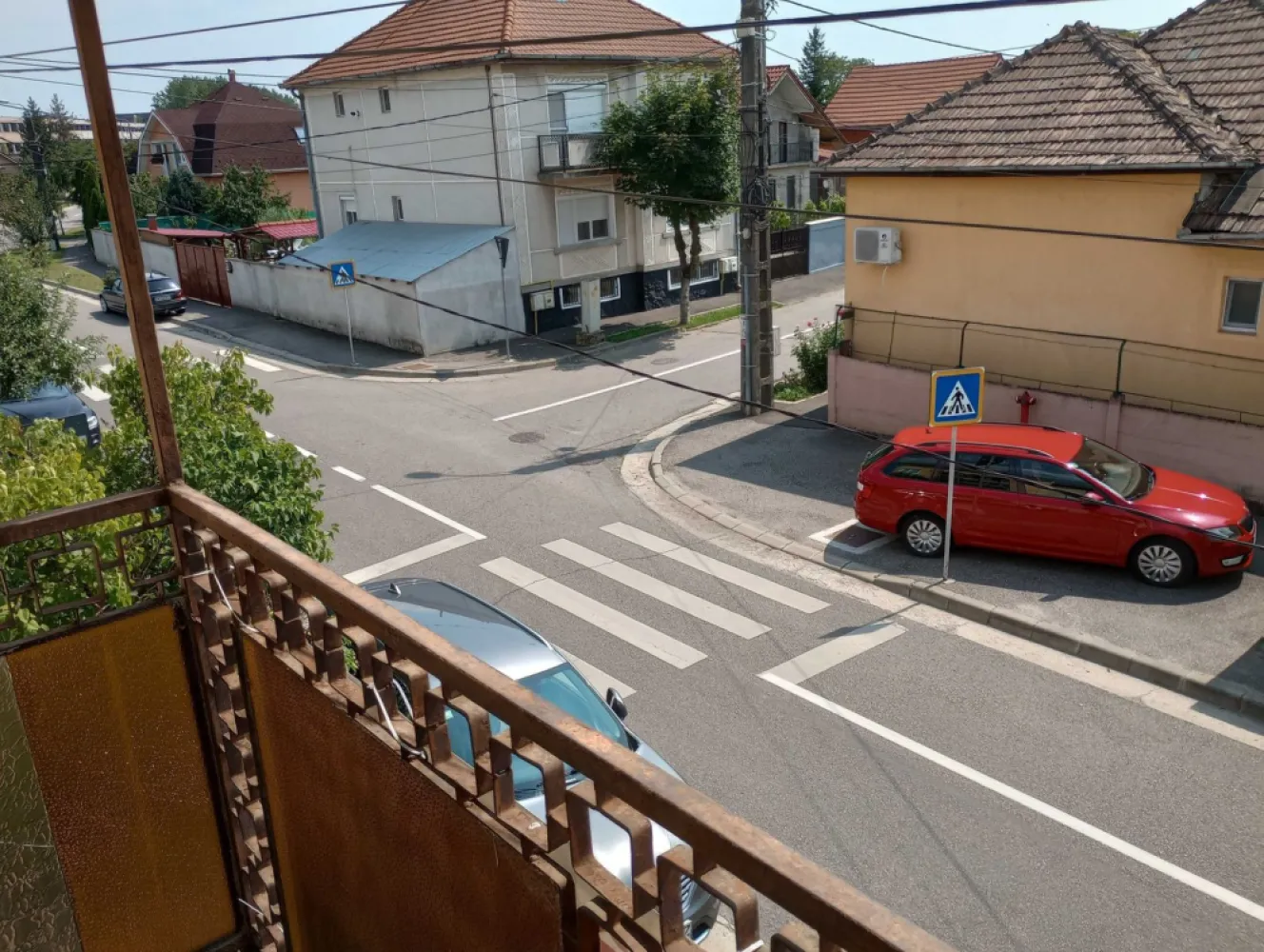 BRASADAS vinde casa DUPLEX 1979 tip P+1 zona 14 Mai. - Agentia Imobiliara BRASADAS vinde casa P+1 Etaj in duplex si teren (singur in curte) la 900 m de Mag LIDL din str Rodnei. Proprietatea se poate utiliza ca si locuinta, cabinet medical, cabinet stomatologic, sediu de firma (vizibilitate buna din 3 directii), se accepta vanzarea cumpararea prin credit bancar. Proprietatea este compusa din casa P+1 Etaj (56 mp*2) si teren 100 mp. Casa are suprafata totala de 112 mp si este dispusa pe 2 nivele P+1 Etaj respectiv: - parter 56 mp compus din 1 camera de 24 mp (sufrageria de la parter se poate reconfigura modern in living + bucatarie), 1 bucatarie, 1 baie, 1 hol (beci cu intrare din hol parter) - etaj 56 mp compus din 2 camere, 1 baie, 1 hol si 1 balcon Terenul are suprafata totala de 100 mp din care ocupata la sol de casa 56 mp (singur in curte, 44 mp liberi). Casa este construita in anul 1979, are fundatie inalta si solida din beton (beci cu coborare din holul de la parter), planseu de beton peste parter, peretii interiori exteriori sunt din caramida, se poate mansarda la nevoie ca si la casa alaturata. Casa are parchet de lemn in camere, usi geamuri de lemn, incalzire cu centrala termica proprie, radiatoare de otel, intalatie termica in cupru, gresie faianta in bai, racordata la reteaua publica de apa, canal, gaz, curent. Casa este locuibila la nivel de an 2004 cand a fost renovata si refacuta instalatia apa, canal si termica. In apropiere: Agenția Județeană pentru Ocuparea Forței de Muncă Satu-Mare, Liceul Teologic Ortodox Român Nicolae Steinhardt, Grădinița cu Program Prelungit 14 Mai, Mag Lidl Rodnei, Aquastar. Din perspectiva suprafetei de 100 mp de teren, a casei de 112 mp P+1E (56 mp pe nivel) poate sa fie o alternativa foarte buna la apartamentul cu 3, 4 camere din bloc la care se adauga zona linistita de case si apropierea de scoli, gradinite si Mag Lidl. www.brasadas.com.