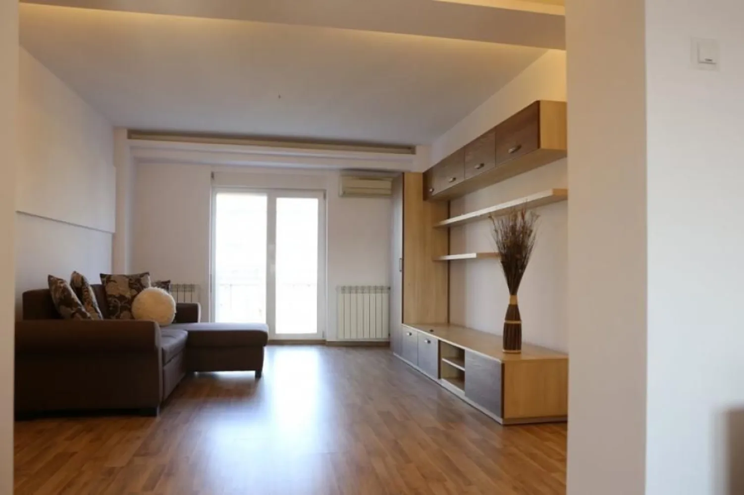 BRASADAS vinde ap 4 cam zona Unirii. - Agentia Imobiliara BRASADAS vinde apartament cu 4 camere, spatios (aprox 95mp utili), foarte luminos. Este mobilat si utilat cu: aparate de aer conditionat si rulouri exterioare in toate camerele, masina de spalat rufe, masina de spalat vase, cuptor electric, plita si hota, combina frigorifica, TV. Blocul este din 1992, bine intretinut, curat si cu vecini linistiti. Apartamentul este situat pe Bulevardul Libertatii, la etajul 7, avand o frumoasa vedere atat catre Casa Poporului cat si catre zona 11 Iunie/Mitropolie. Se ajunge usor la statiile de metrou Unirii si Izvor, cat si la parcurile Carol si Izvor. In proximitatea blocului sunt statii RATB 117, 32, 23 si multe magazine, restaurante. Se vinde mobilat si utilat ca in poze. www.brasadas.com.