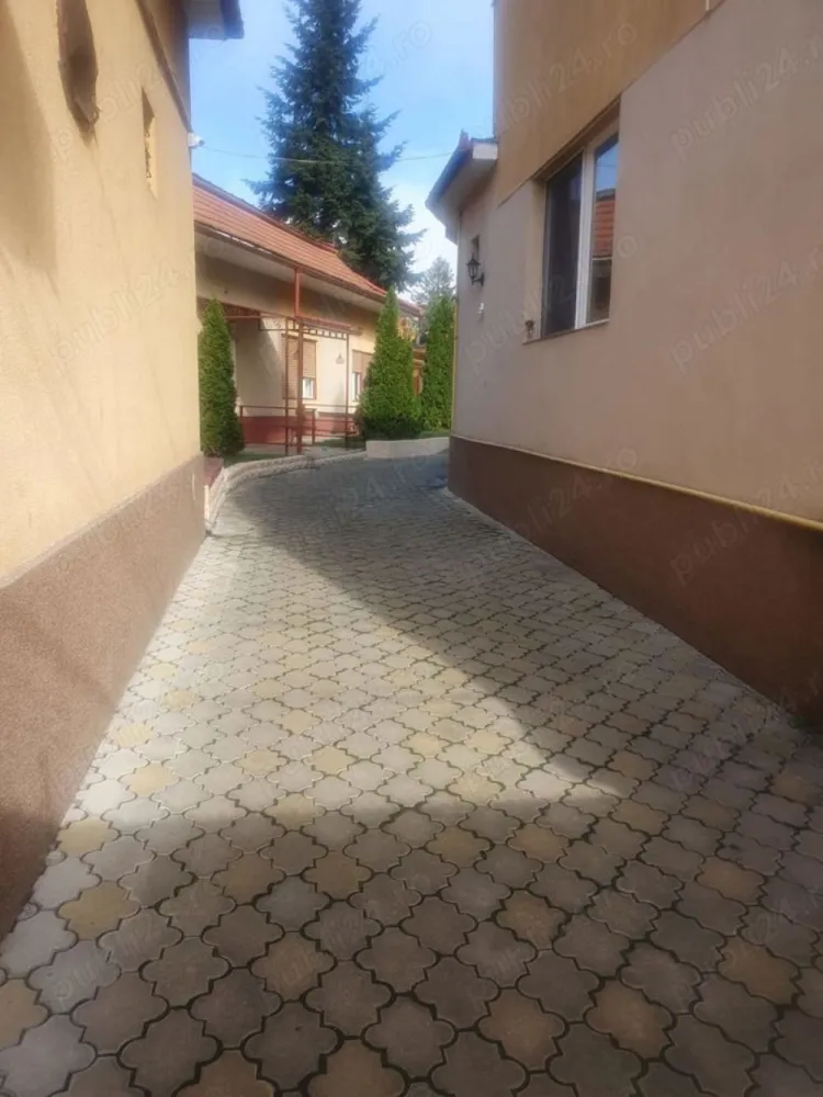 BRASADAS vinde casa si spatiu comercial - Agentia Imobiliara BRASADAS vinde 2 case cu aceasi intrare G.(si cu masina) se afla de 10 min mers pe jos de centrul orasului Casa 1 compus din: -spatiu commercial in suprafata 53 mp. utili, + baie proprie si un birou intrare atat de pe strada cu doua geamuri mari cat si din curte, si la momentul de fata este inchiriat ,se afla vizavi de piata,vad commercial foarte bun -casa (150 m2) compus din,3 camere ,bucatarie,baie,antreu,depozit de alimente,bucatarie de vara + depozit de alimente,pivnita,dependinte(garaj si depozit)+ afumatorie de carne traditionala care functioaneaza sub forma de intreprindere individuala cu o vechime de 90 de ani -casa cu curtea impreuna au 692 m2 Casa 2 - cu mansarda compus din: -4 camere ,2 bai,antreu,coridor,bucatarie,sufragerie,2 garaje + in spatele casei este o garsoniera compus din 1 camera,baie,bucatarie si pivnita -casa cu curtea aferenta au 400 mp. www.brasadas.com.