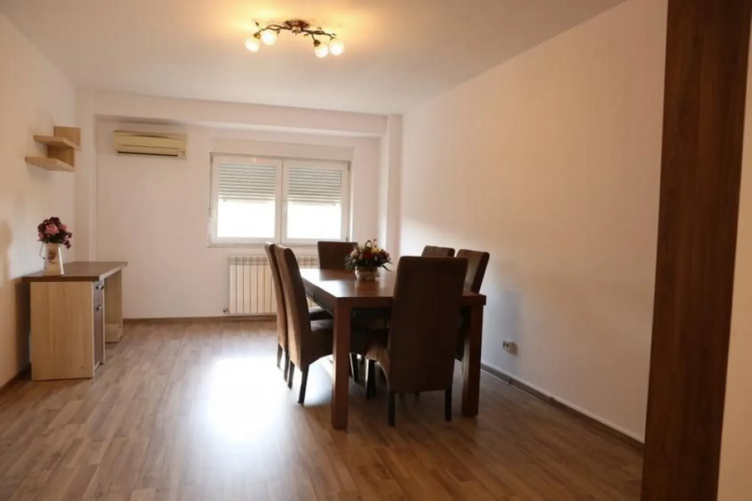BRASADAS vinde ap 4 cam zona Unirii. - Agentia Imobiliara BRASADAS vinde apartament cu 4 camere, spatios (aprox 95mp utili), foarte luminos. Este mobilat si utilat cu: aparate de aer conditionat si rulouri exterioare in toate camerele, masina de spalat rufe, masina de spalat vase, cuptor electric, plita si hota, combina frigorifica, TV. Blocul este din 1992, bine intretinut, curat si cu vecini linistiti. Apartamentul este situat pe Bulevardul Libertatii, la etajul 7, avand o frumoasa vedere atat catre Casa Poporului cat si catre zona 11 Iunie/Mitropolie. Se ajunge usor la statiile de metrou Unirii si Izvor, cat si la parcurile Carol si Izvor. In proximitatea blocului sunt statii RATB 117, 32, 23 si multe magazine, restaurante. Se vinde mobilat si utilat ca in poze. www.brasadas.com.