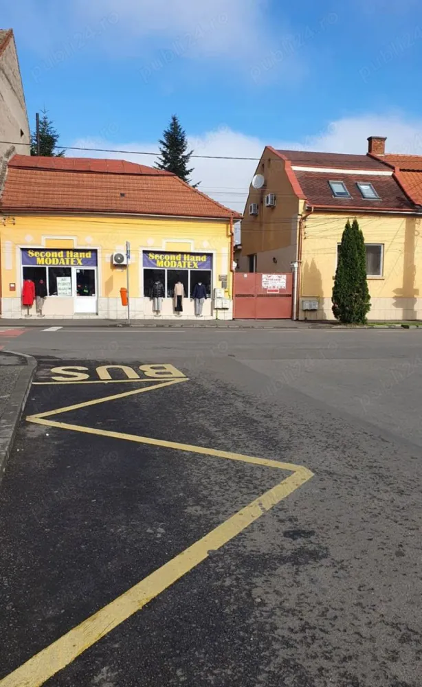 BRASADAS vinde casa si spatiu comercial - Agentia Imobiliara BRASADAS vinde 2 case cu aceasi intrare G.(si cu masina) se afla de 10 min mers pe jos de centrul orasului Casa 1 compus din: -spatiu commercial in suprafata 53 mp. utili, + baie proprie si un birou intrare atat de pe strada cu doua geamuri mari cat si din curte, si la momentul de fata este inchiriat ,se afla vizavi de piata,vad commercial foarte bun -casa (150 m2) compus din,3 camere ,bucatarie,baie,antreu,depozit de alimente,bucatarie de vara + depozit de alimente,pivnita,dependinte(garaj si depozit)+ afumatorie de carne traditionala care functioaneaza sub forma de intreprindere individuala cu o vechime de 90 de ani -casa cu curtea impreuna au 692 m2 Casa 2 - cu mansarda compus din: -4 camere ,2 bai,antreu,coridor,bucatarie,sufragerie,2 garaje + in spatele casei este o garsoniera compus din 1 camera,baie,bucatarie si pivnita -casa cu curtea aferenta au 400 mp. www.brasadas.com.