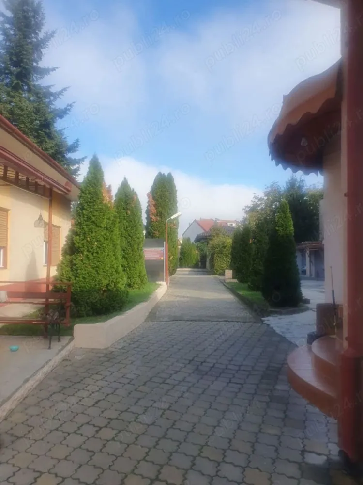 BRASADAS vinde casa si spatiu comercial - Agentia Imobiliara BRASADAS vinde 2 case cu aceasi intrare G.(si cu masina) se afla de 10 min mers pe jos de centrul orasului Casa 1 compus din: -spatiu commercial in suprafata 53 mp. utili, + baie proprie si un birou intrare atat de pe strada cu doua geamuri mari cat si din curte, si la momentul de fata este inchiriat ,se afla vizavi de piata,vad commercial foarte bun -casa (150 m2) compus din,3 camere ,bucatarie,baie,antreu,depozit de alimente,bucatarie de vara + depozit de alimente,pivnita,dependinte(garaj si depozit)+ afumatorie de carne traditionala care functioaneaza sub forma de intreprindere individuala cu o vechime de 90 de ani -casa cu curtea impreuna au 692 m2 Casa 2 - cu mansarda compus din: -4 camere ,2 bai,antreu,coridor,bucatarie,sufragerie,2 garaje + in spatele casei este o garsoniera compus din 1 camera,baie,bucatarie si pivnita -casa cu curtea aferenta au 400 mp. www.brasadas.com.