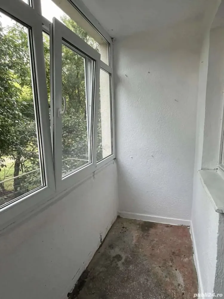 BRASADAS vinde ap cam etaj 1/4 Micro 15 Oituz. - Agenția imobiliara BRASADAS vinde apartament cu 45 m , etajul unu, ferestre din termopan,cu balcon cu termopan izolat pe din afară. Două camere,in stare buna În Micro 15, Aleea Oituz. www.brasadas.com.