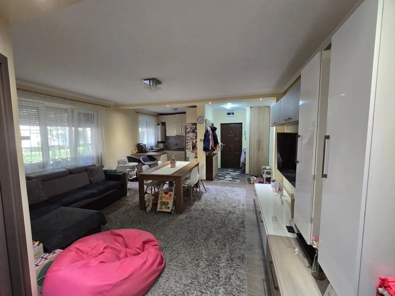 BRASADAS vinde ap 3 cam - Agenția imobiliara BRASADAS vinde un apartament cu 3 camere 65mp util ,situat in zona SOLIDARITĂȚII, aproape de magazine, statii de autobuz, grădinița , scoala , piata de vechituri, piata mica , parc, etc... Este situat la PARTER intr-un imobil cu 4 etaje, constructie din caramida si este compus din: hol intrare, living spatios impreuna cu bucatarie , 2 dormitoare,1 baie,1 loc de parcare rezervata, geamuri termopane cu jaluze,exterior izolat, beci, debara...Apartamentul a fost renovat in 2017 , intalatie electrica noua,centrala a fost schimbata in 2021, canalizare separata. www.brasadas.com.