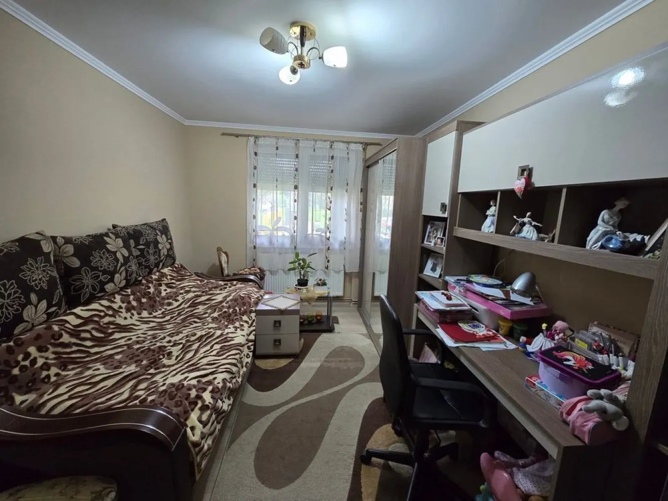 BRASADAS vinde ap 3 cam - Agenția imobiliara BRASADAS vinde un apartament cu 3 camere 65mp util ,situat in zona SOLIDARITĂȚII, aproape de magazine, statii de autobuz, grădinița , scoala , piata de vechituri, piata mica , parc, etc... Este situat la PARTER intr-un imobil cu 4 etaje, constructie din caramida si este compus din: hol intrare, living spatios impreuna cu bucatarie , 2 dormitoare,1 baie,1 loc de parcare rezervata, geamuri termopane cu jaluze,exterior izolat, beci, debara...Apartamentul a fost renovat in 2017 , intalatie electrica noua,centrala a fost schimbata in 2021, canalizare separata. www.brasadas.com.