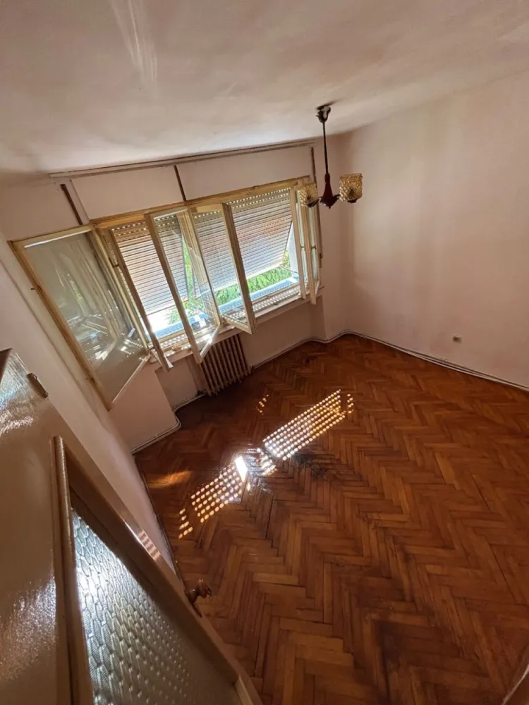 BRASADAS vinde ap 3 cam etaj 1/4 in Micro 16. - Agenția imobiliara BRASADAS vinde apartament cu trei camere in Micro 16 la etajul 1/4 in bloc din BCA. Aproape de podul Golescu Apartament compus din 3 camere și dependințe cu suprafață de 91 mp Semidecomandat,bucătărie mare ,baie,baie de serviciu 2 holuri ,debara la bucătărie ,2 balcoane din care 1 este la bucătărie și a doua la una din camere Bloc cu interfon renovat exterior ,casa scării curat cu femeie de serviciu ,cu boxa beci uscat Necesită renovare În apropiere LIDL Caserie RDS Piața agroalimentară Mall Spital Biserica Ortodoxă Poiana Codrului www.brasadas.com.