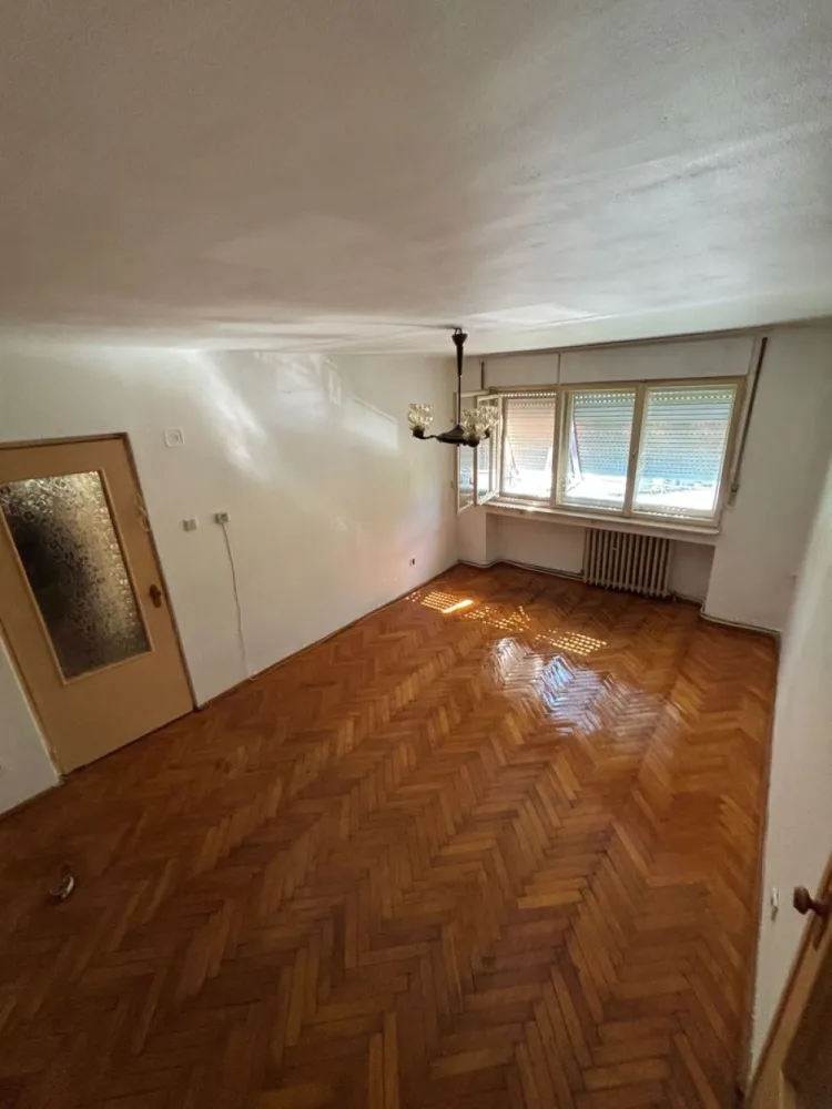 BRASADAS vinde ap 3 cam etaj 1/4 in Micro 16. - Agenția imobiliara BRASADAS vinde apartament cu trei camere in Micro 16 la etajul 1/4 in bloc din BCA. Aproape de podul Golescu Apartament compus din 3 camere și dependințe cu suprafață de 91 mp Semidecomandat,bucătărie mare ,baie,baie de serviciu 2 holuri ,debara la bucătărie ,2 balcoane din care 1 este la bucătărie și a doua la una din camere Bloc cu interfon renovat exterior ,casa scării curat cu femeie de serviciu ,cu boxa beci uscat Necesită renovare În apropiere LIDL Caserie RDS Piața agroalimentară Mall Spital Biserica Ortodoxă Poiana Codrului www.brasadas.com.
