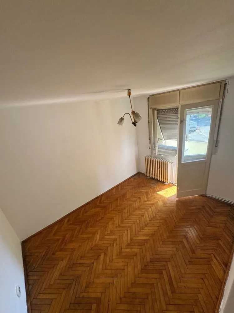 BRASADAS vinde ap 3 cam etaj 1/4 in Micro 16. - Agenția imobiliara BRASADAS vinde apartament cu trei camere in Micro 16 la etajul 1/4 in bloc din BCA. Aproape de podul Golescu Apartament compus din 3 camere și dependințe cu suprafață de 91 mp Semidecomandat,bucătărie mare ,baie,baie de serviciu 2 holuri ,debara la bucătărie ,2 balcoane din care 1 este la bucătărie și a doua la una din camere Bloc cu interfon renovat exterior ,casa scării curat cu femeie de serviciu ,cu boxa beci uscat Necesită renovare În apropiere LIDL Caserie RDS Piața agroalimentară Mall Spital Biserica Ortodoxă Poiana Codrului www.brasadas.com.