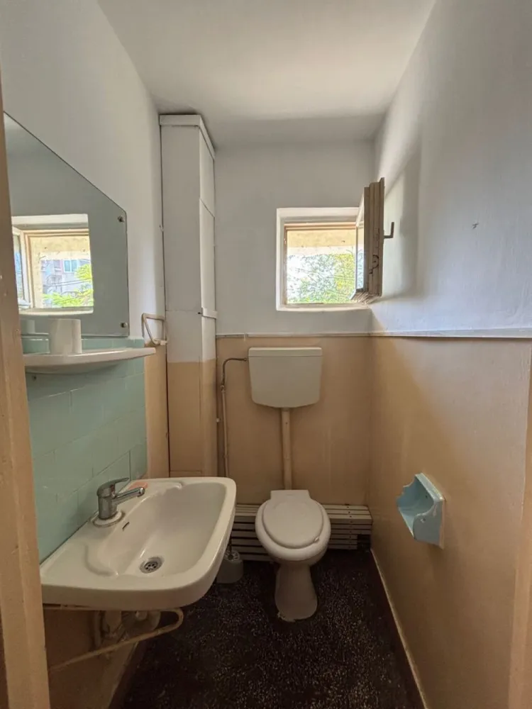 BRASADAS vinde ap 3 cam etaj 1/4 in Micro 16. - Agenția imobiliara BRASADAS vinde apartament cu trei camere in Micro 16 la etajul 1/4 in bloc din BCA. Aproape de podul Golescu Apartament compus din 3 camere și dependințe cu suprafață de 91 mp Semidecomandat,bucătărie mare ,baie,baie de serviciu 2 holuri ,debara la bucătărie ,2 balcoane din care 1 este la bucătărie și a doua la una din camere Bloc cu interfon renovat exterior ,casa scării curat cu femeie de serviciu ,cu boxa beci uscat Necesită renovare În apropiere LIDL Caserie RDS Piața agroalimentară Mall Spital Biserica Ortodoxă Poiana Codrului www.brasadas.com.